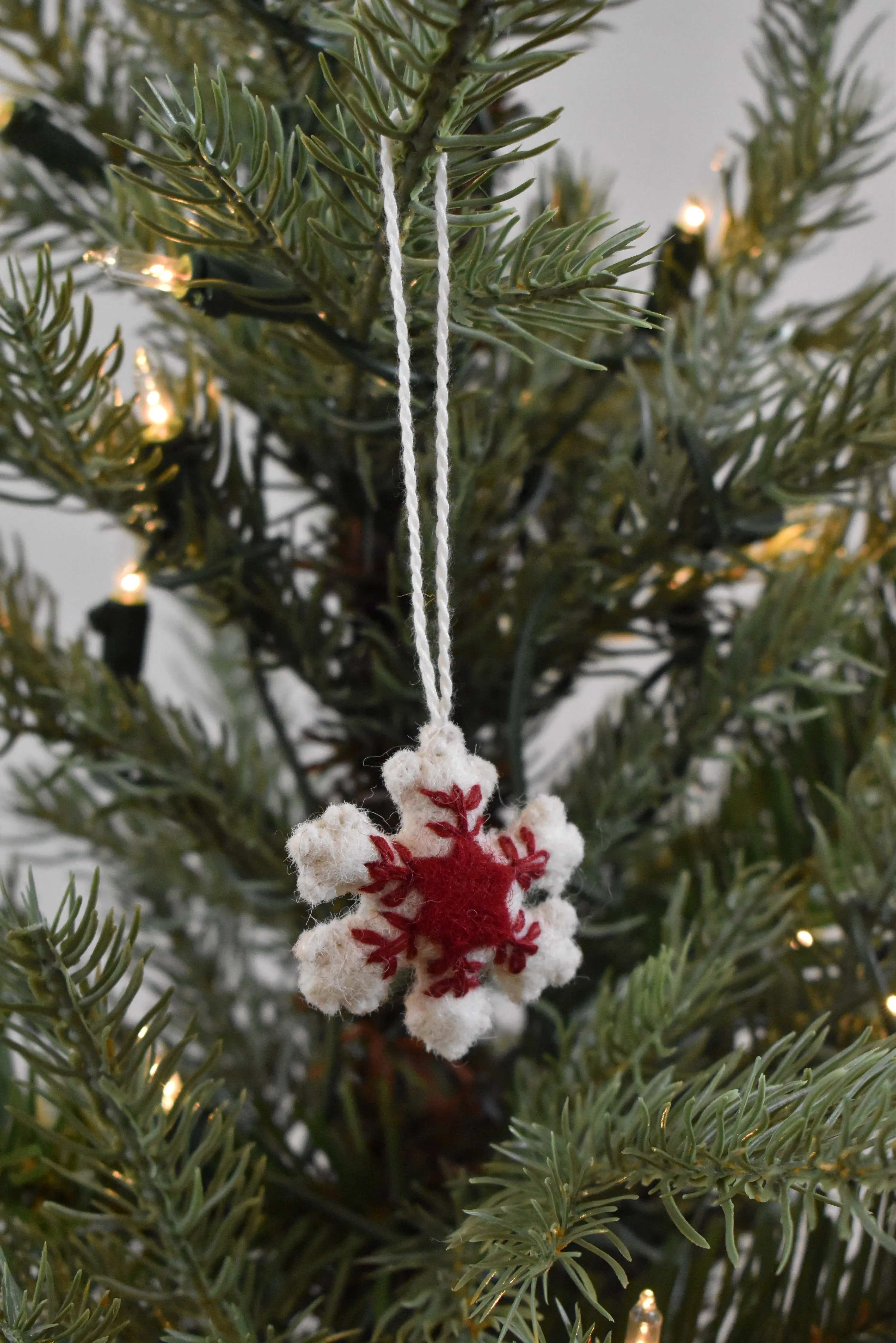 24-teiliges Set - Ikonsicher Weihnachts-Mini-Tischbaum-Set - Aus handgefilzter Wolle