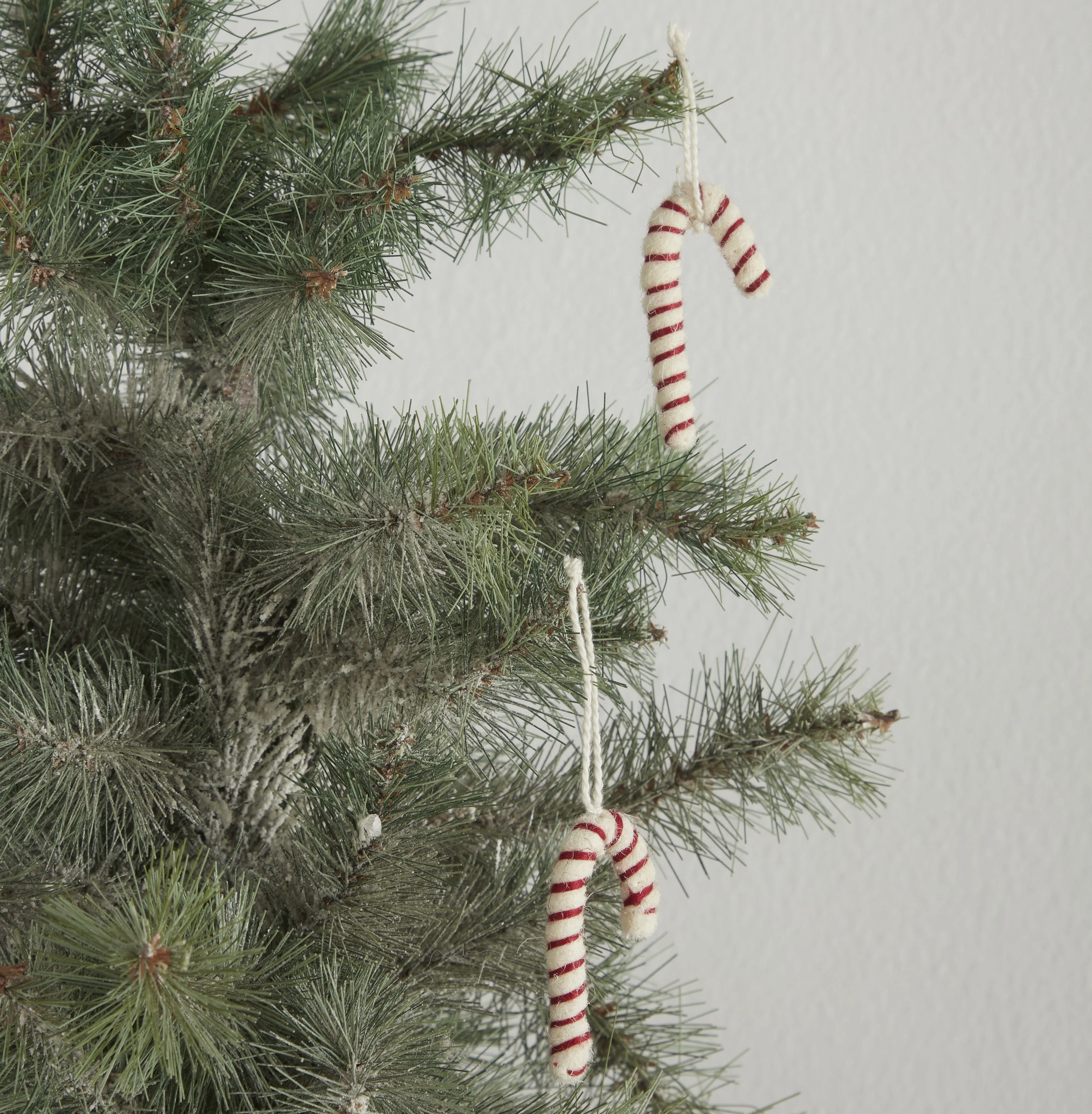 24-teiliges Set - Ikonsicher Weihnachts-Mini-Tischbaum-Set - Aus handgefilzter Wolle