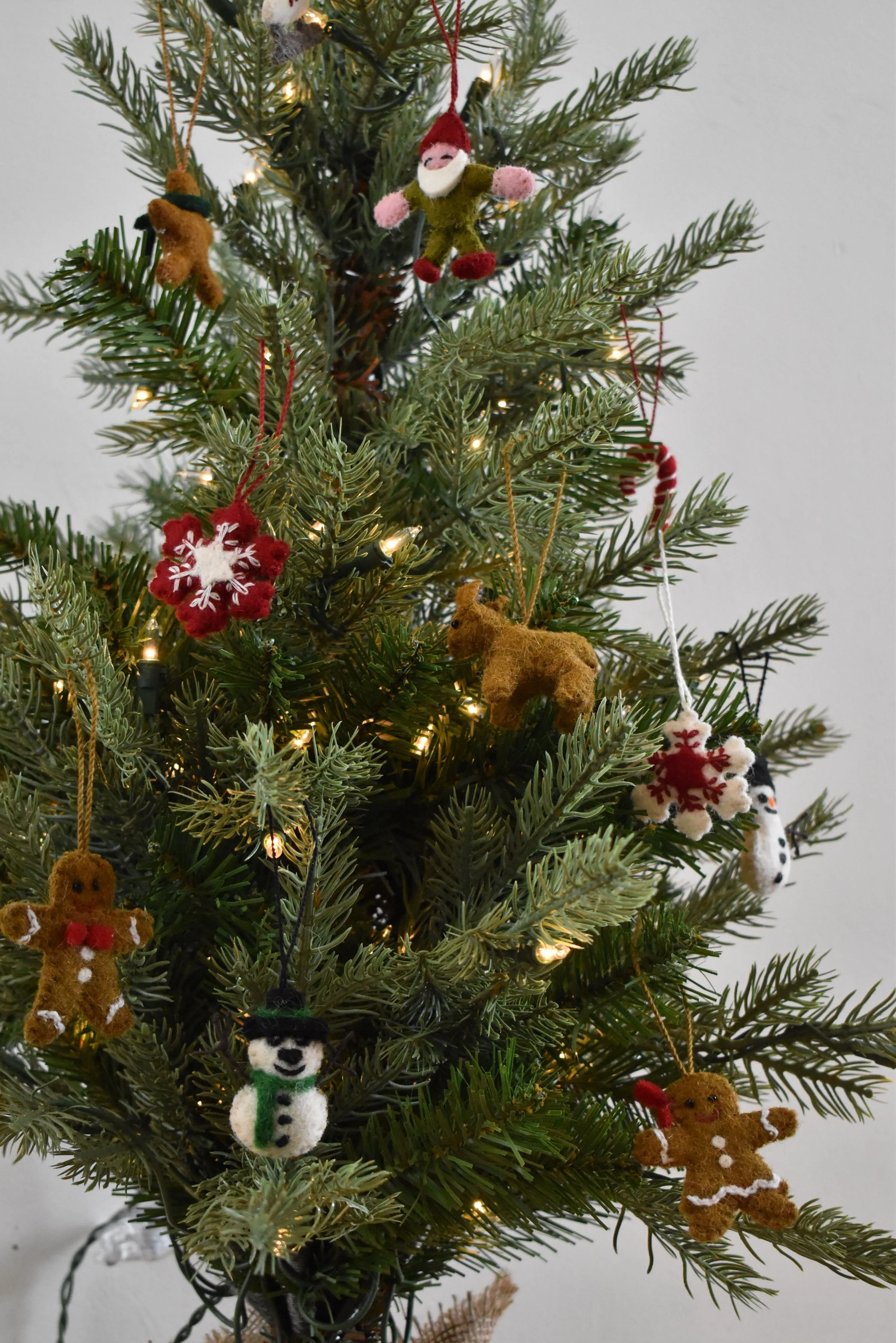 24-teiliges Set - Ikonsicher Weihnachts-Mini-Tischbaum-Set - Aus handgefilzter Wolle