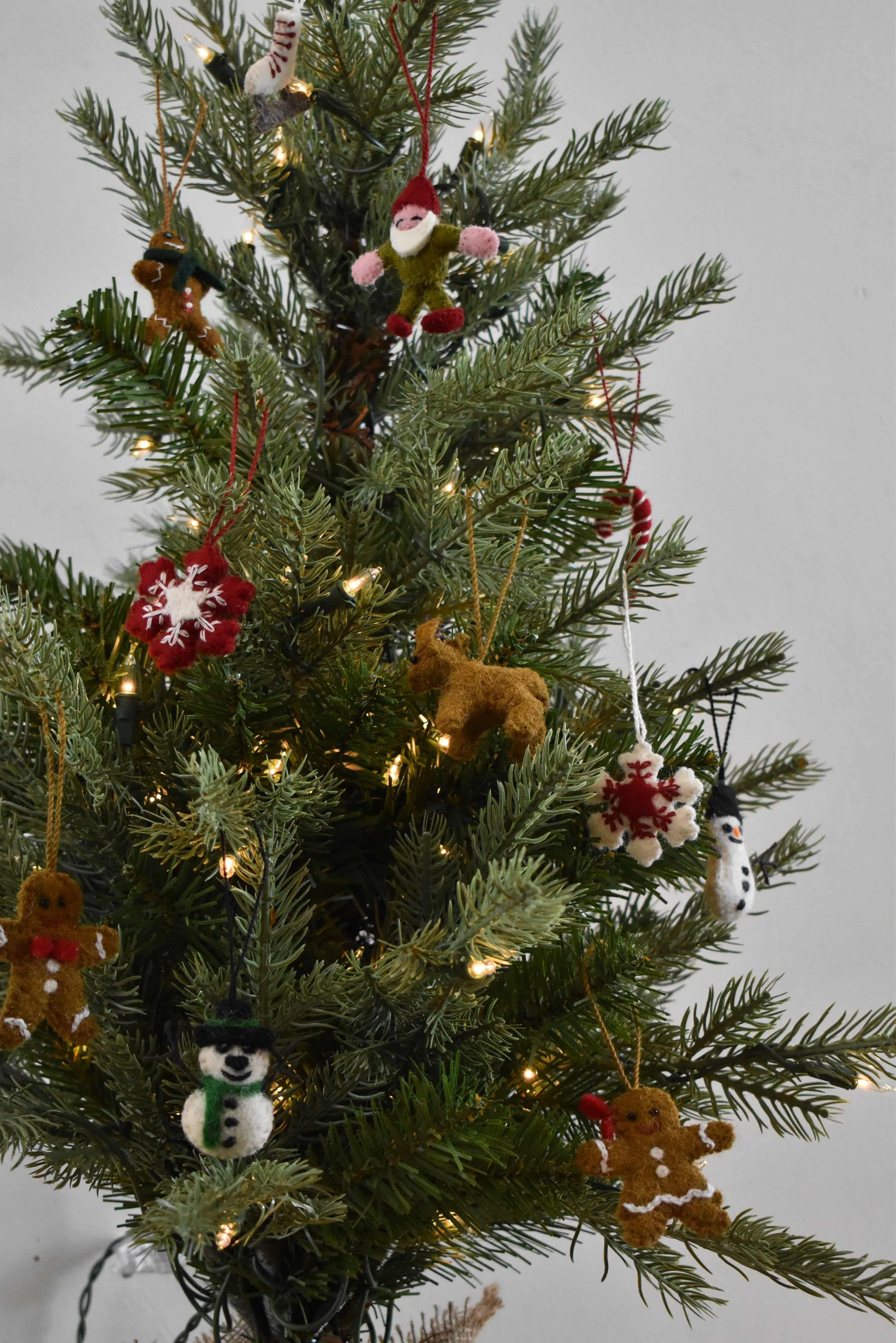 24-teiliges Set - Ikonsicher Weihnachts-Mini-Tischbaum-Set - Aus handgefilzter Wolle