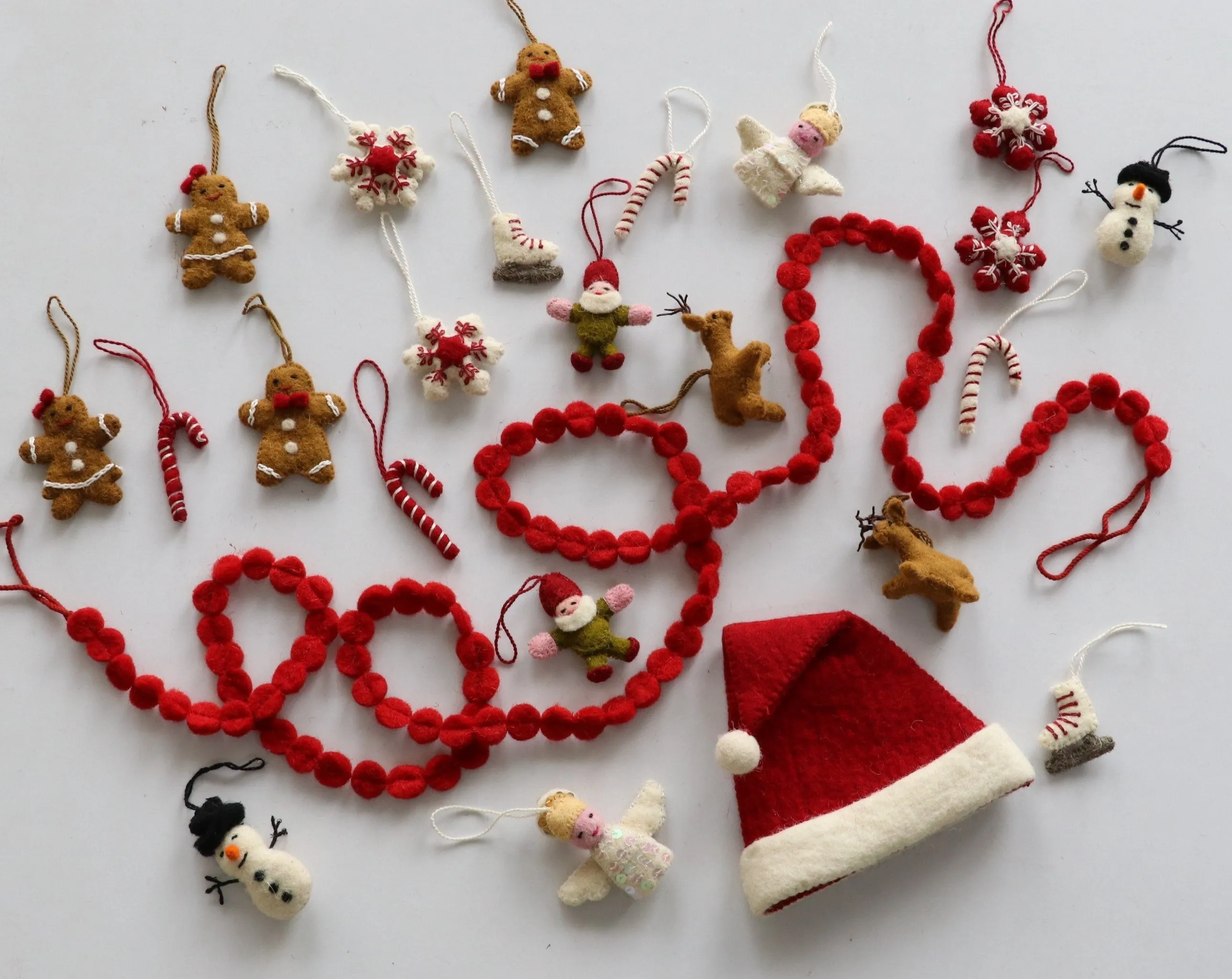 24-teiliges Set - Ikonsicher Weihnachts-Mini-Tischbaum-Set - Aus handgefilzter Wolle