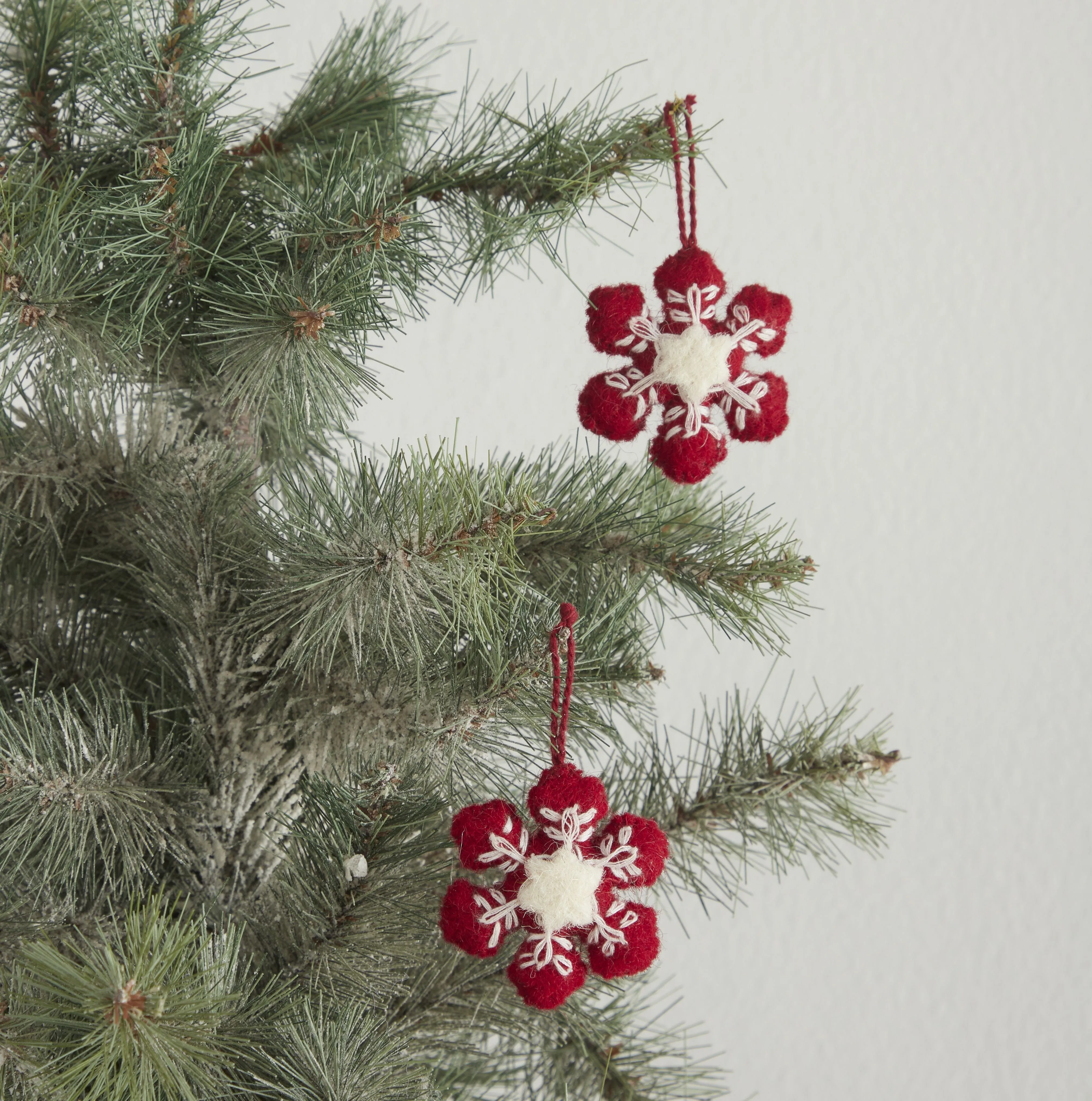 24-teiliges Set - Ikonsicher Weihnachts-Mini-Tischbaum-Set - Aus handgefilzter Wolle