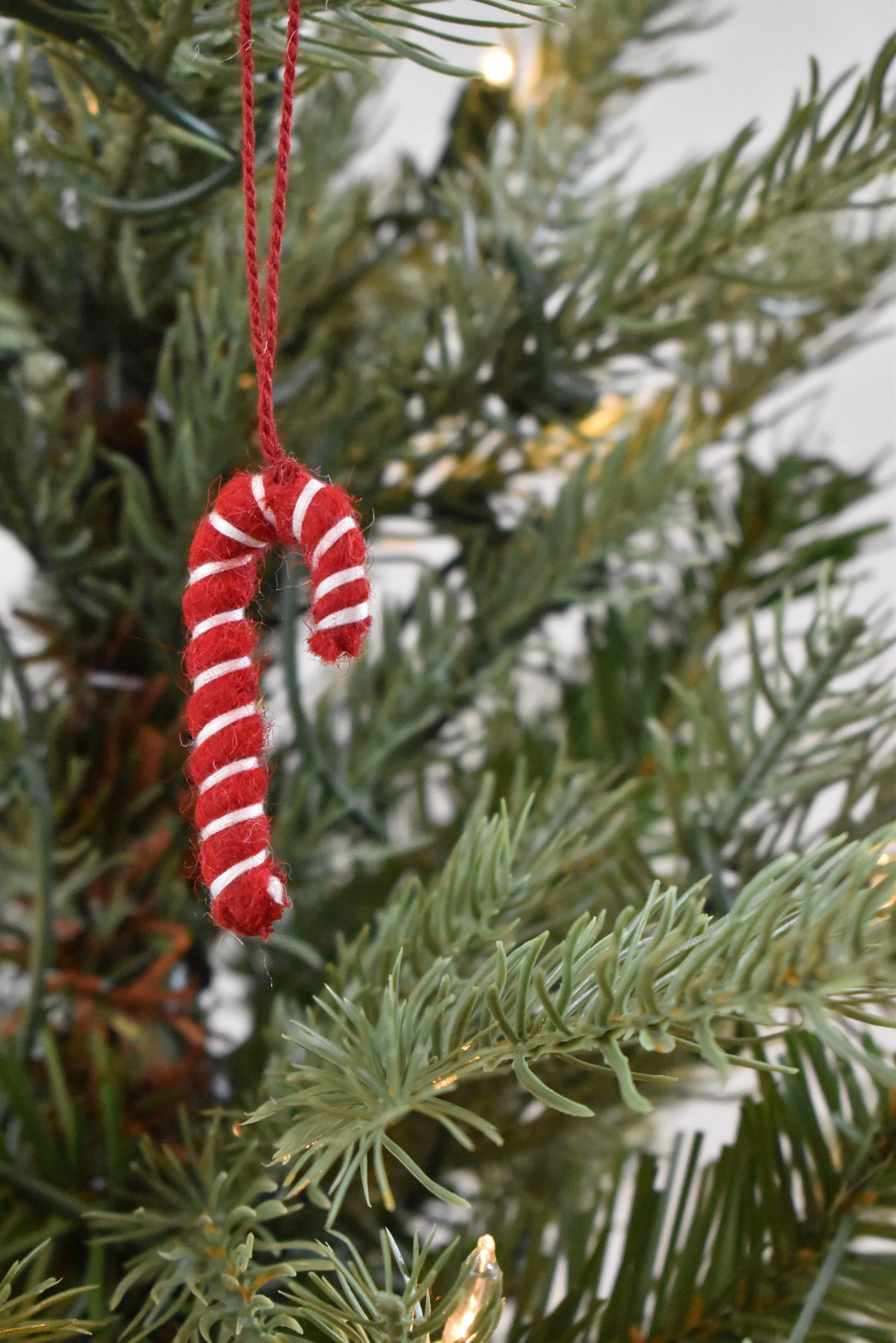 24-teiliges Set - Ikonsicher Weihnachts-Mini-Tischbaum-Set - Aus handgefilzter Wolle