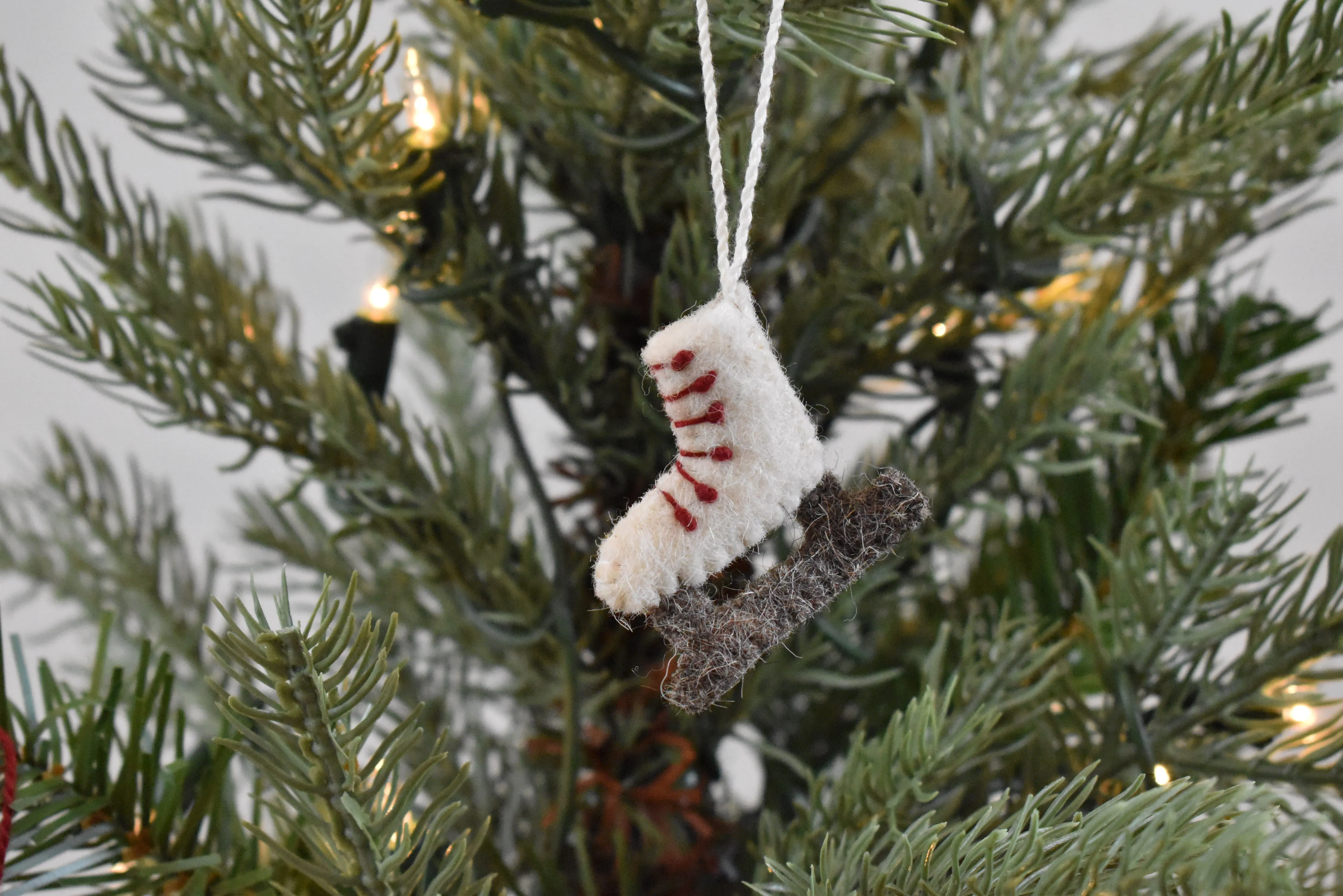 24-teiliges Set - Ikonsicher Weihnachts-Mini-Tischbaum-Set - Aus handgefilzter Wolle