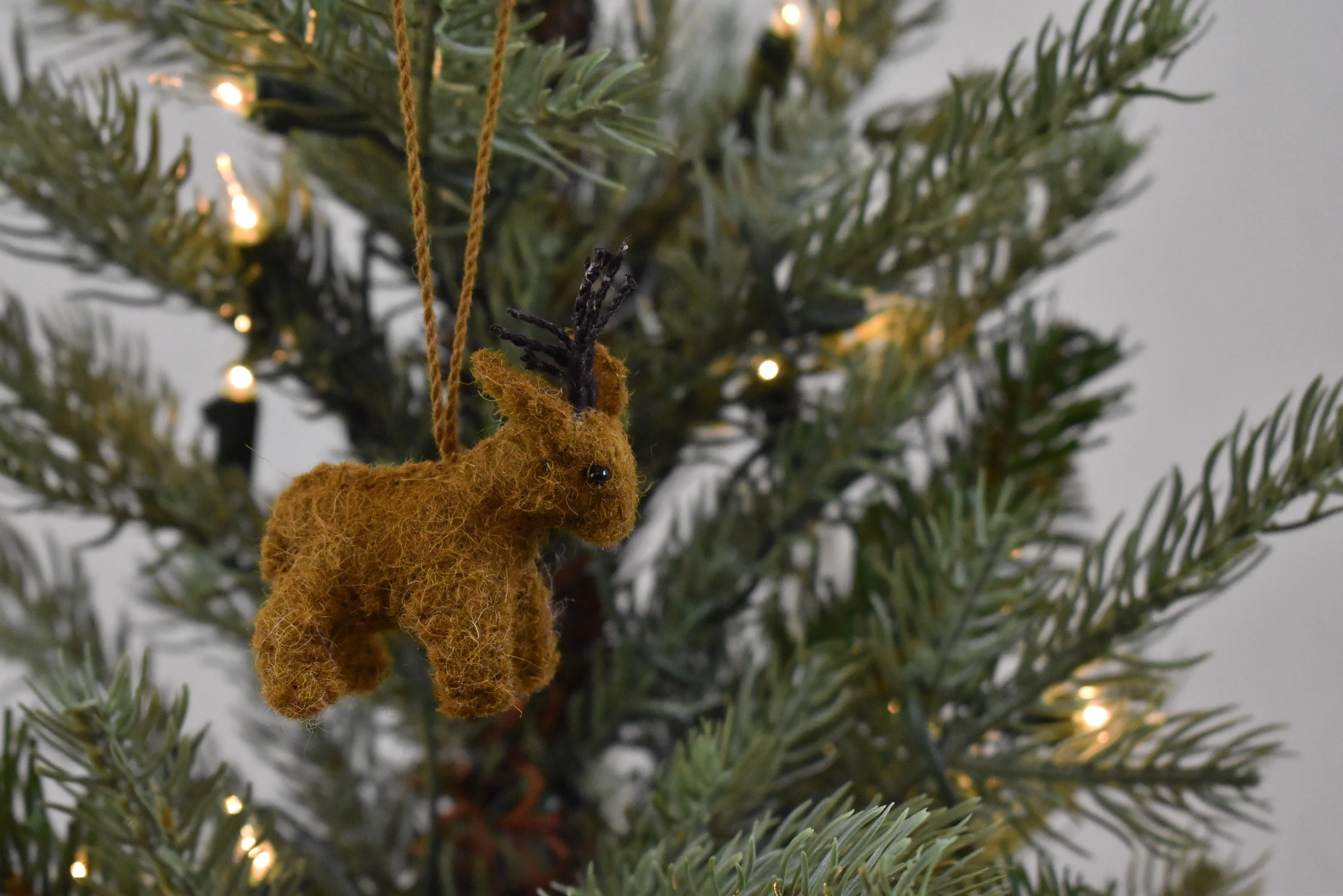 24-teiliges Set - Ikonsicher Weihnachts-Mini-Tischbaum-Set - Aus handgefilzter Wolle