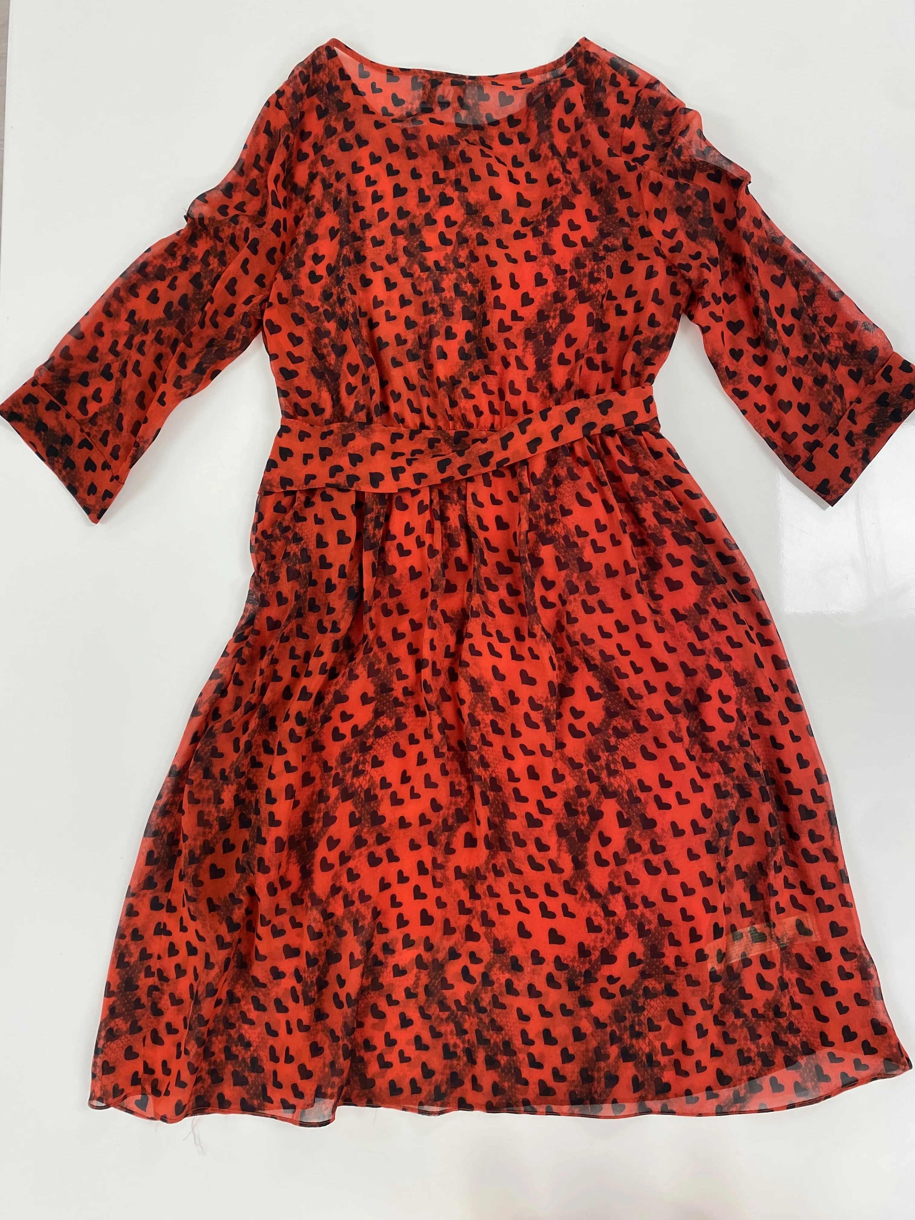 Rotes Kleid mit 3/4-Ärmeln und Herzaufdruck