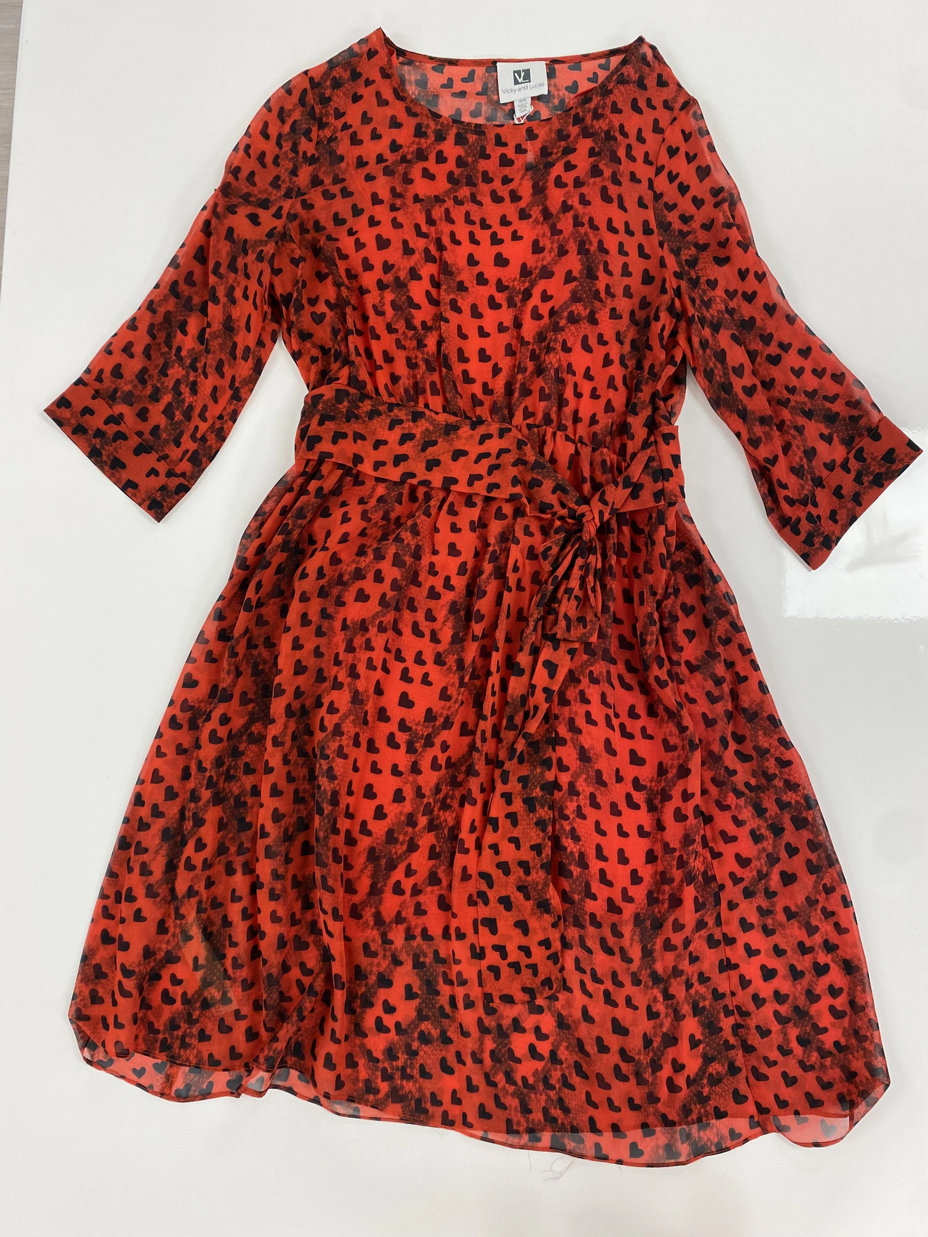 Rotes Kleid mit 3/4-Ärmeln und Herzaufdruck