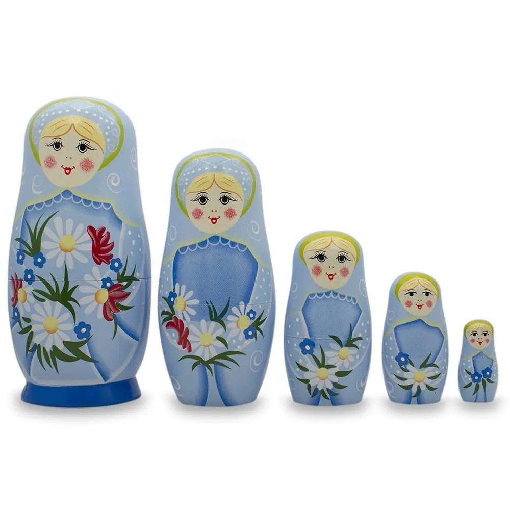 5 Mädchen mit Gänseblümchen & blauem Rock Holzmatrjoschkas 15 cm