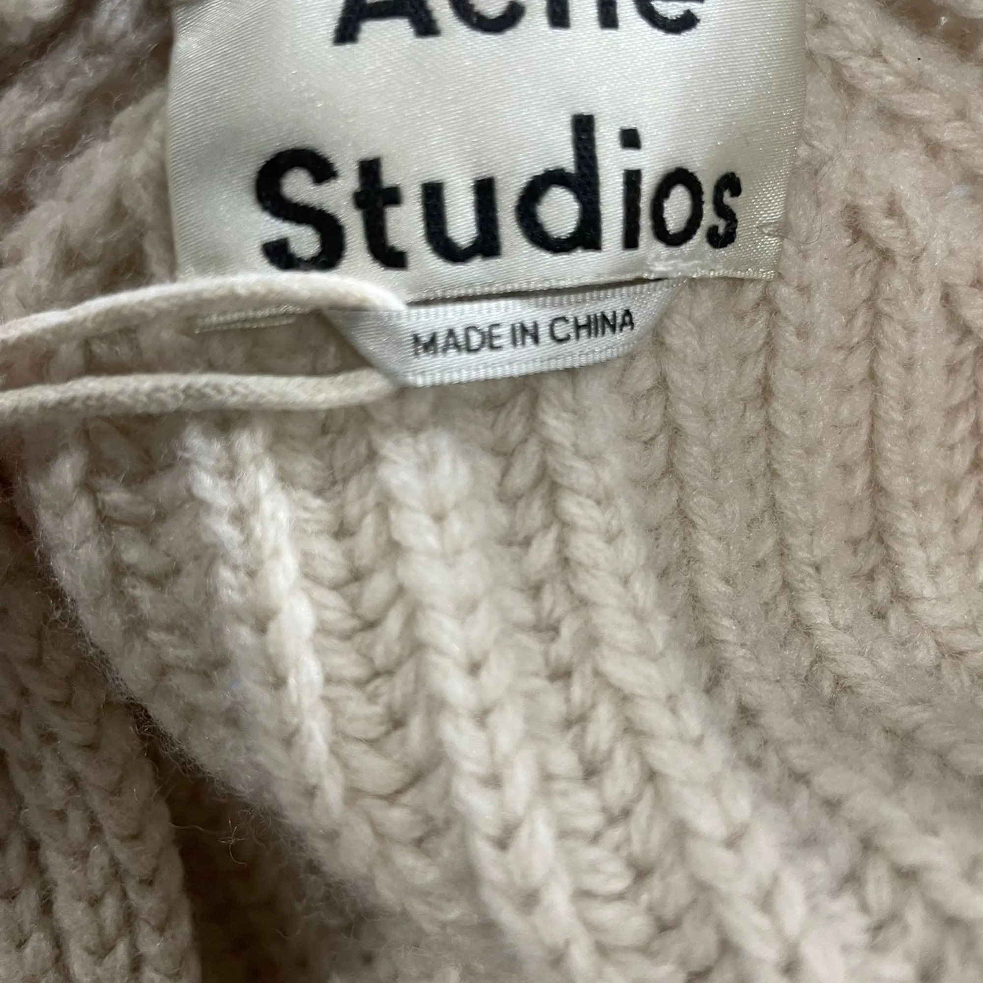 Acne Studios Häkelgestrickter Pullover in beiger Wolle