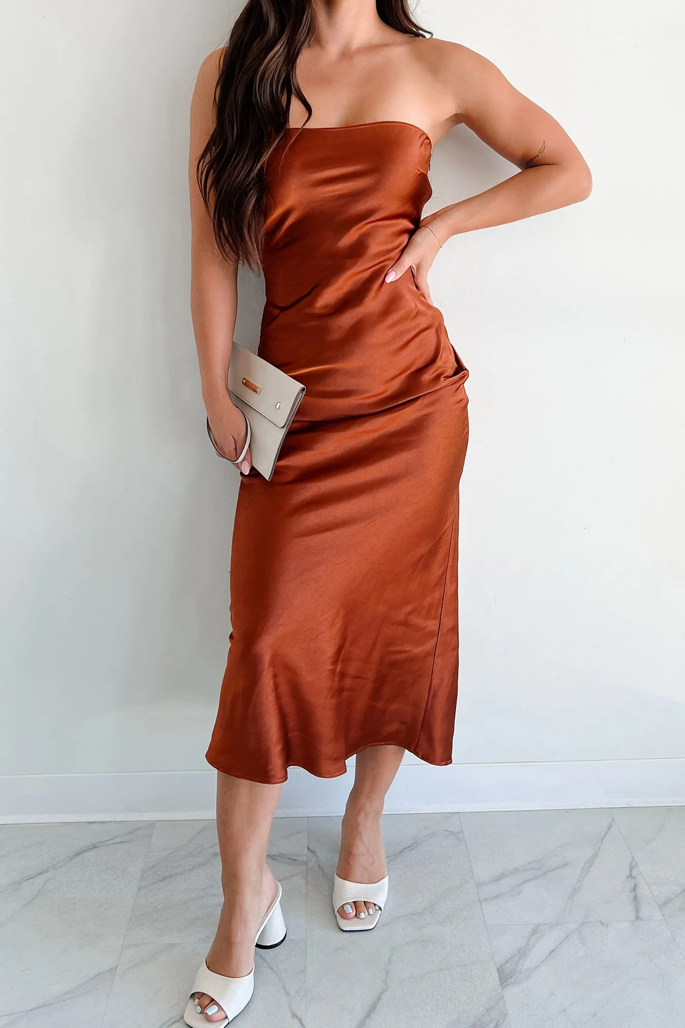 Herbstliche Eleganz Trägerloses Satin-Midi-Kleid (Rost)