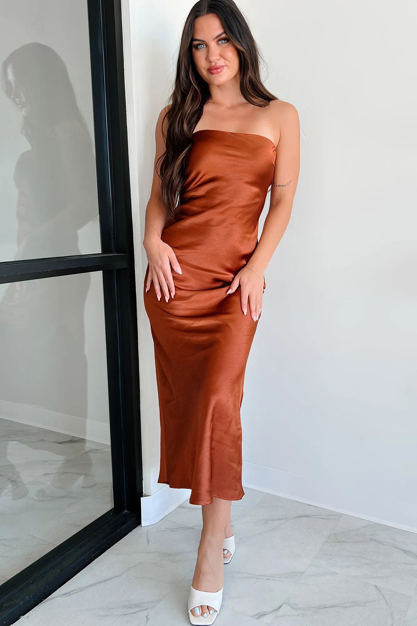 Herbstliche Eleganz Trägerloses Satin-Midi-Kleid (Rost)