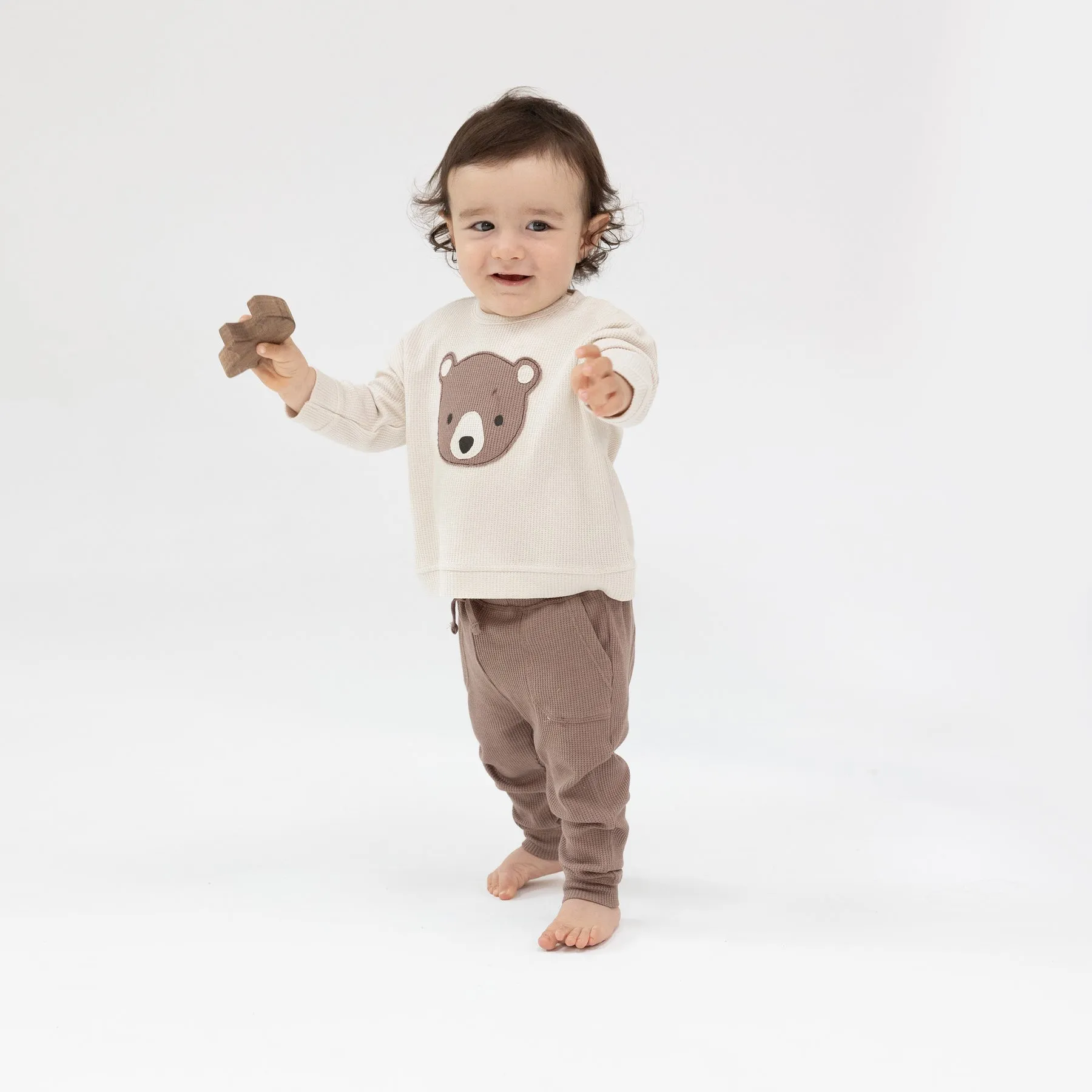 Baby Bear Applikations Sweatshirt und Jogger Set von Angel Dear