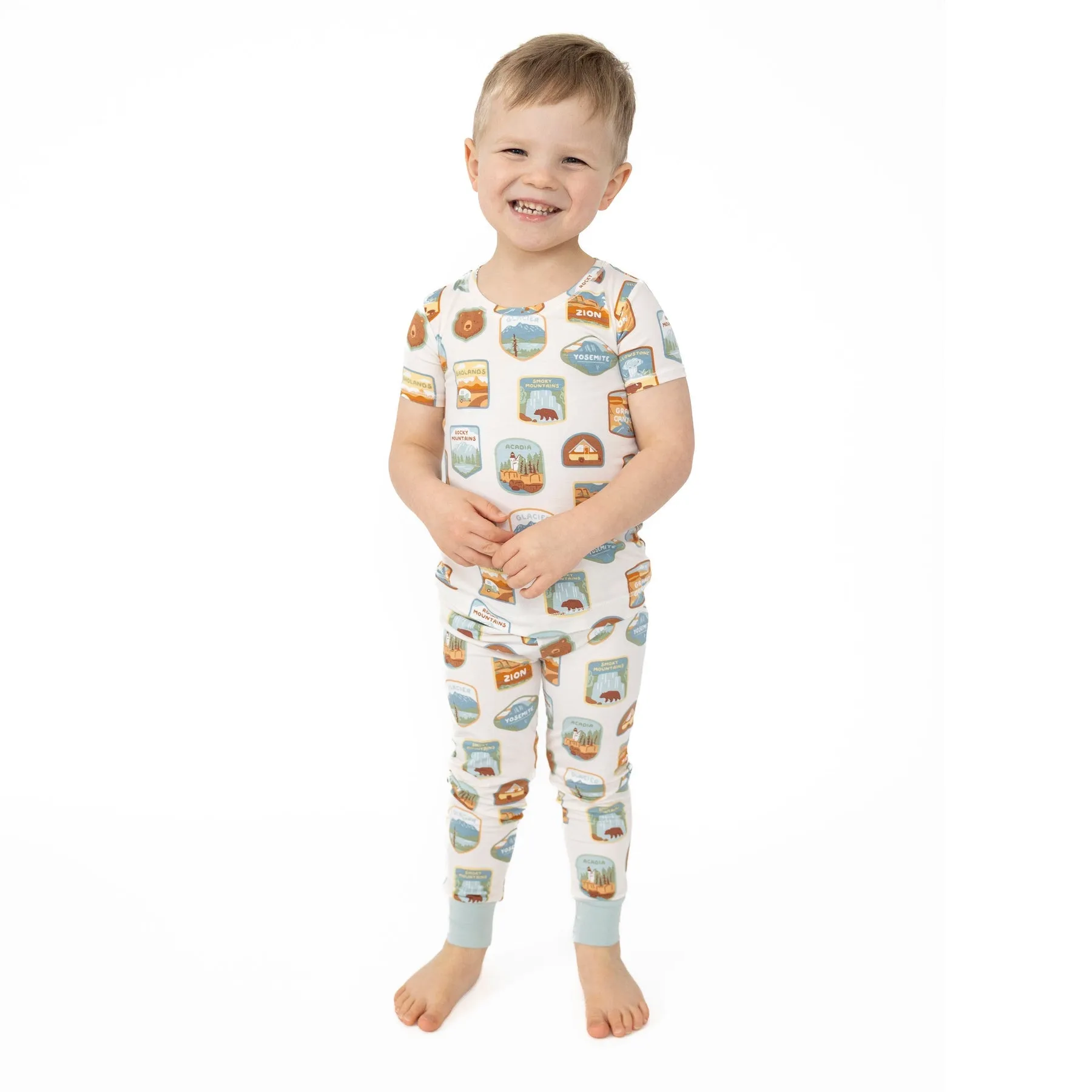 Bambus-Kurzarm-Lounge-Outfit mit Nationalpark-Aufnähern von Angel Dear