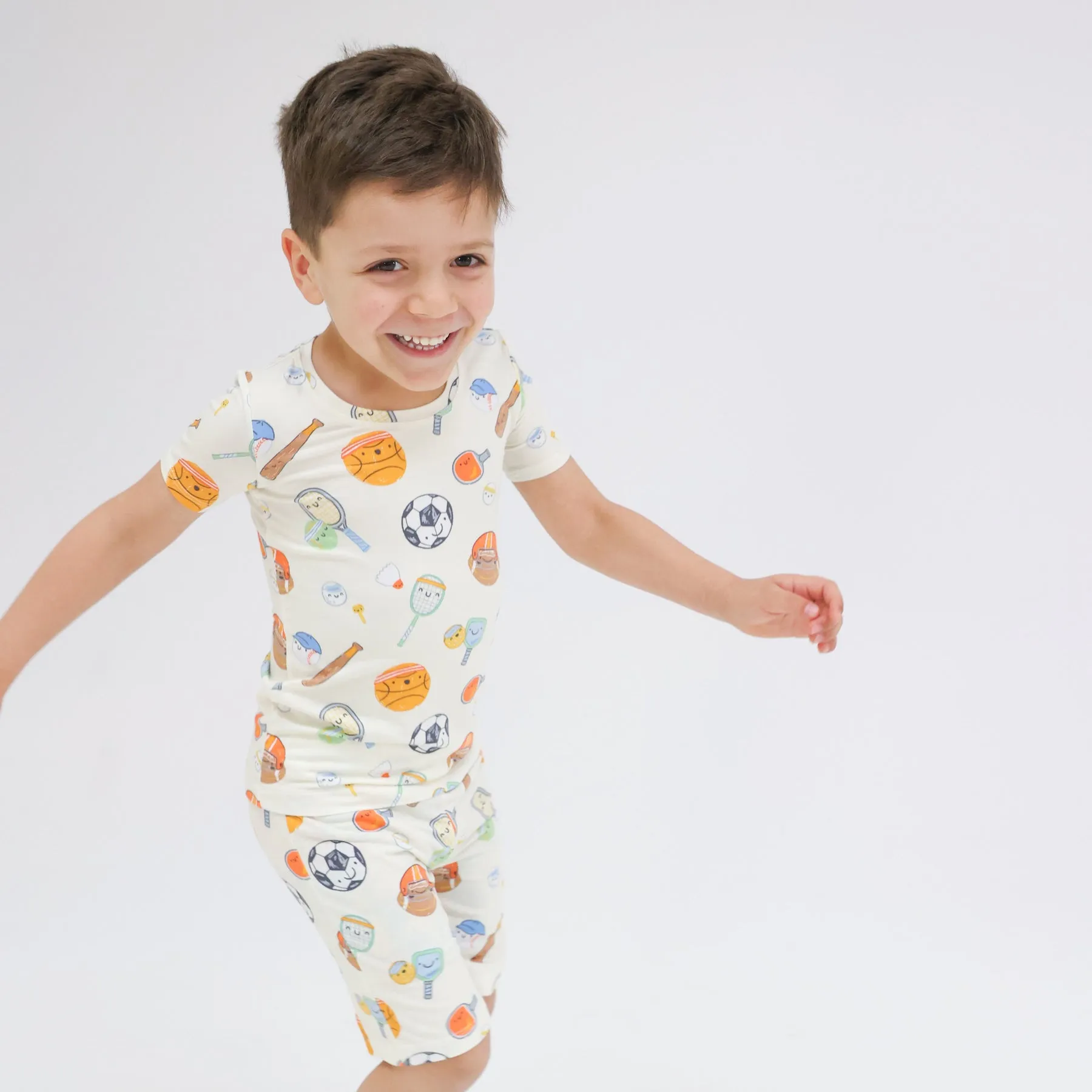 Bambus Kurzarm-Lounge-Outfit mit Shorts - Sports Ball Friends von Angel Dear