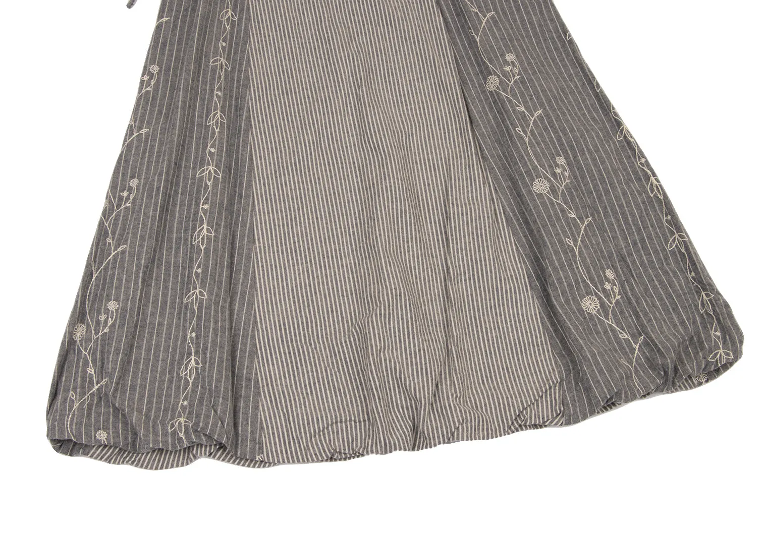 BEAMS BOY JAPAN. TORI-TO. NEU MIT ETIKETT. Graues Blumenbesticktes Kleid mit Rüschenkragen