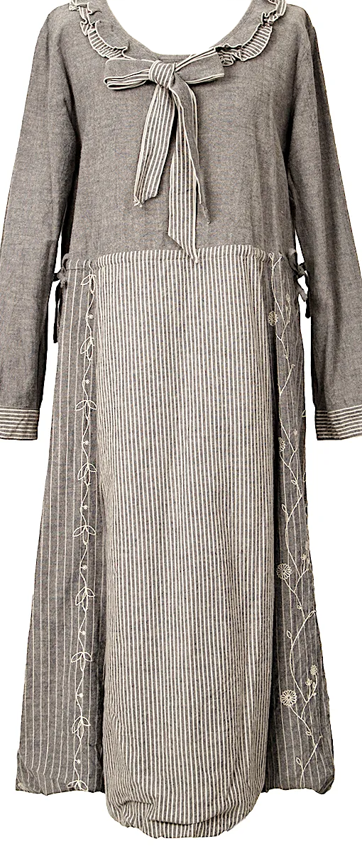 BEAMS BOY JAPAN. TORI-TO. NEU MIT ETIKETT. Graues Blumenbesticktes Kleid mit Rüschenkragen