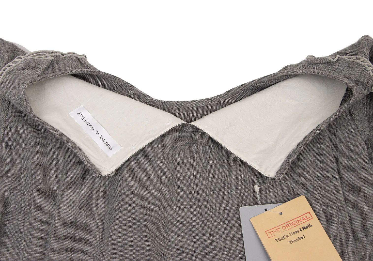 BEAMS BOY JAPAN. TORI-TO. NEU MIT ETIKETT. Graues Blumenbesticktes Kleid mit Rüschenkragen