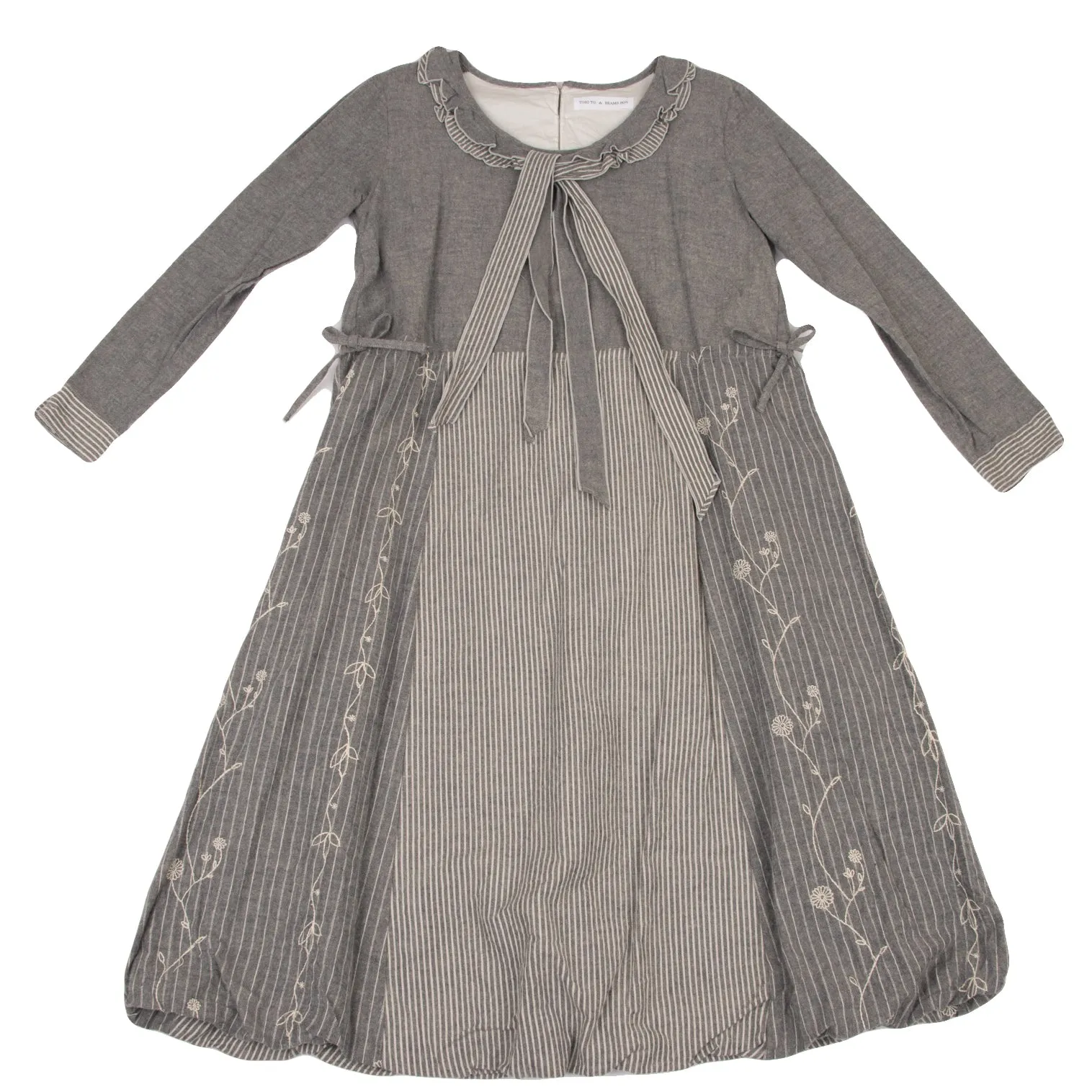 BEAMS BOY JAPAN. TORI-TO. NEU MIT ETIKETT. Graues Blumenbesticktes Kleid mit Rüschenkragen