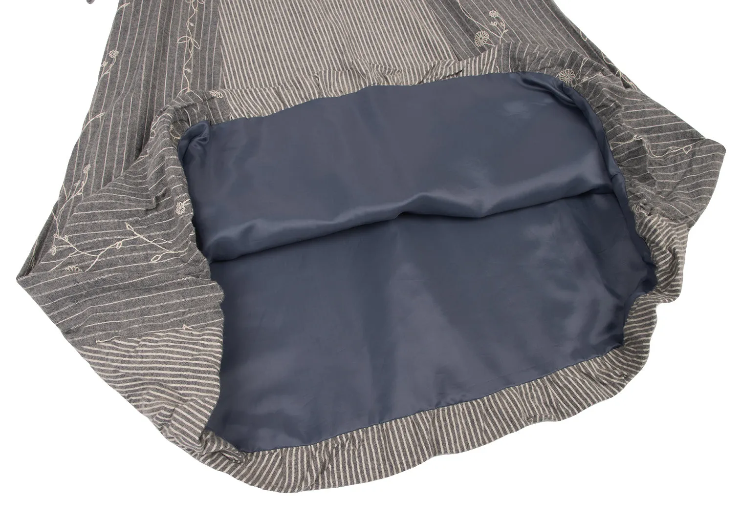 BEAMS BOY JAPAN. TORI-TO. NEU MIT ETIKETT. Graues Blumenbesticktes Kleid mit Rüschenkragen