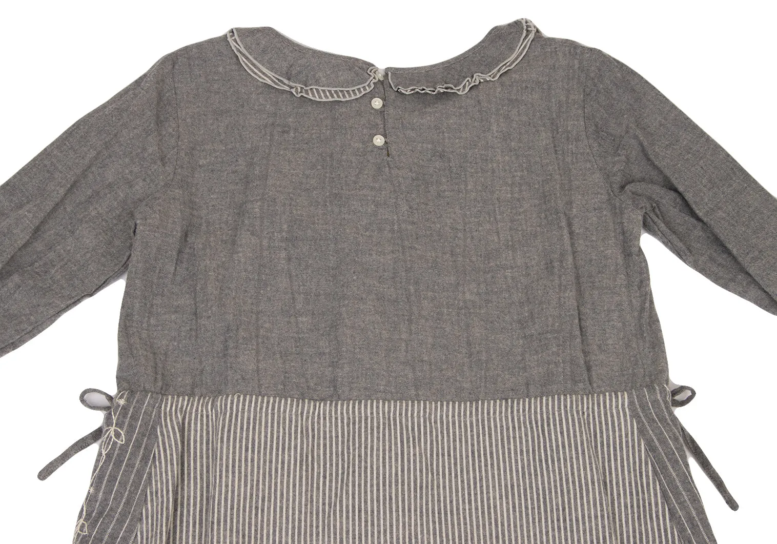 BEAMS BOY JAPAN. TORI-TO. NEU MIT ETIKETT. Graues Blumenbesticktes Kleid mit Rüschenkragen