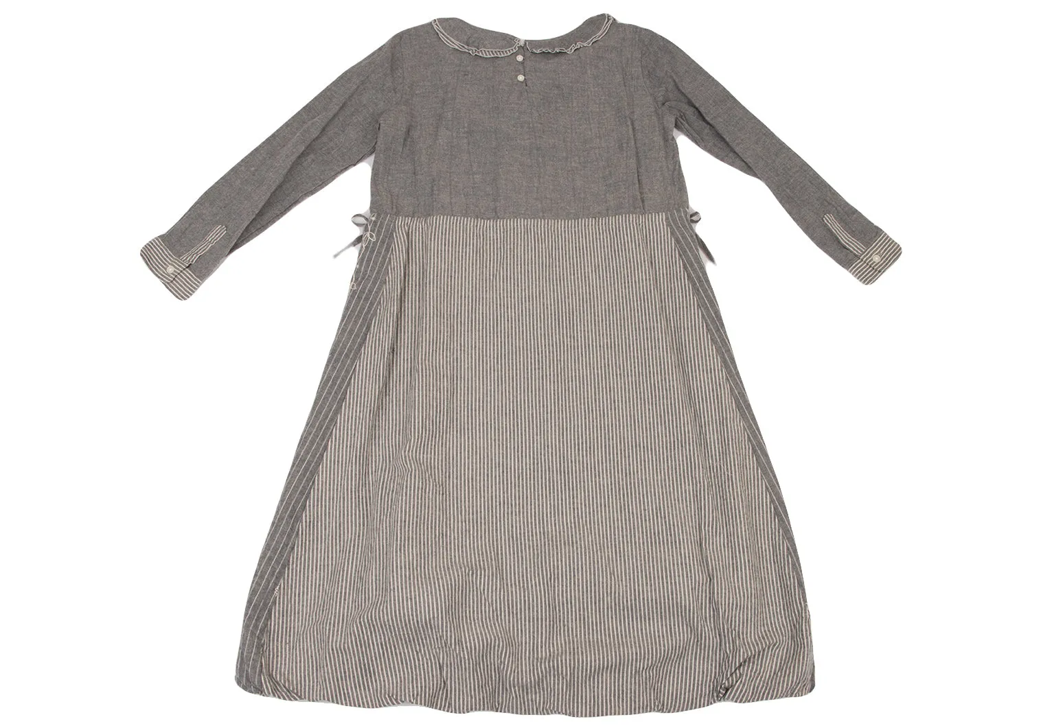 BEAMS BOY JAPAN. TORI-TO. NEU MIT ETIKETT. Graues Blumenbesticktes Kleid mit Rüschenkragen