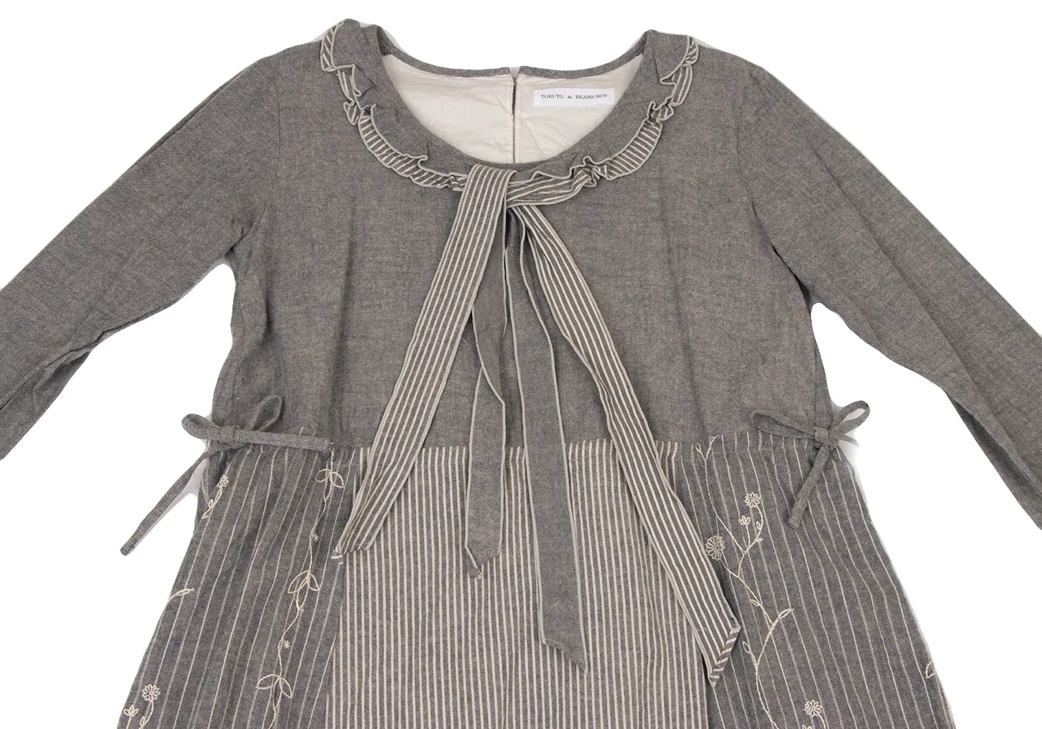 BEAMS BOY JAPAN. TORI-TO. NEU MIT ETIKETT. Graues Blumenbesticktes Kleid mit Rüschenkragen