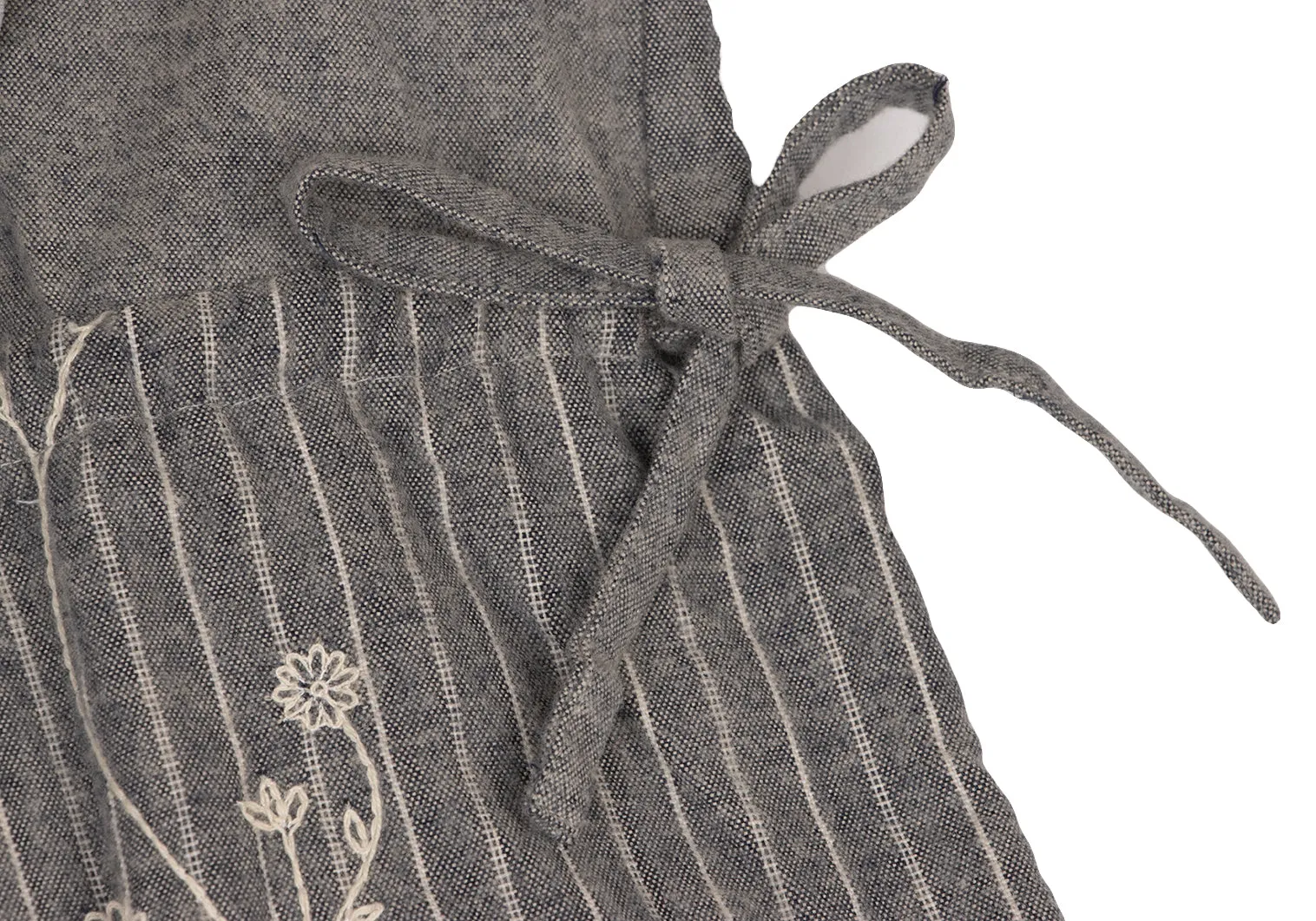 BEAMS BOY JAPAN. TORI-TO. NEU MIT ETIKETT. Graues Blumenbesticktes Kleid mit Rüschenkragen