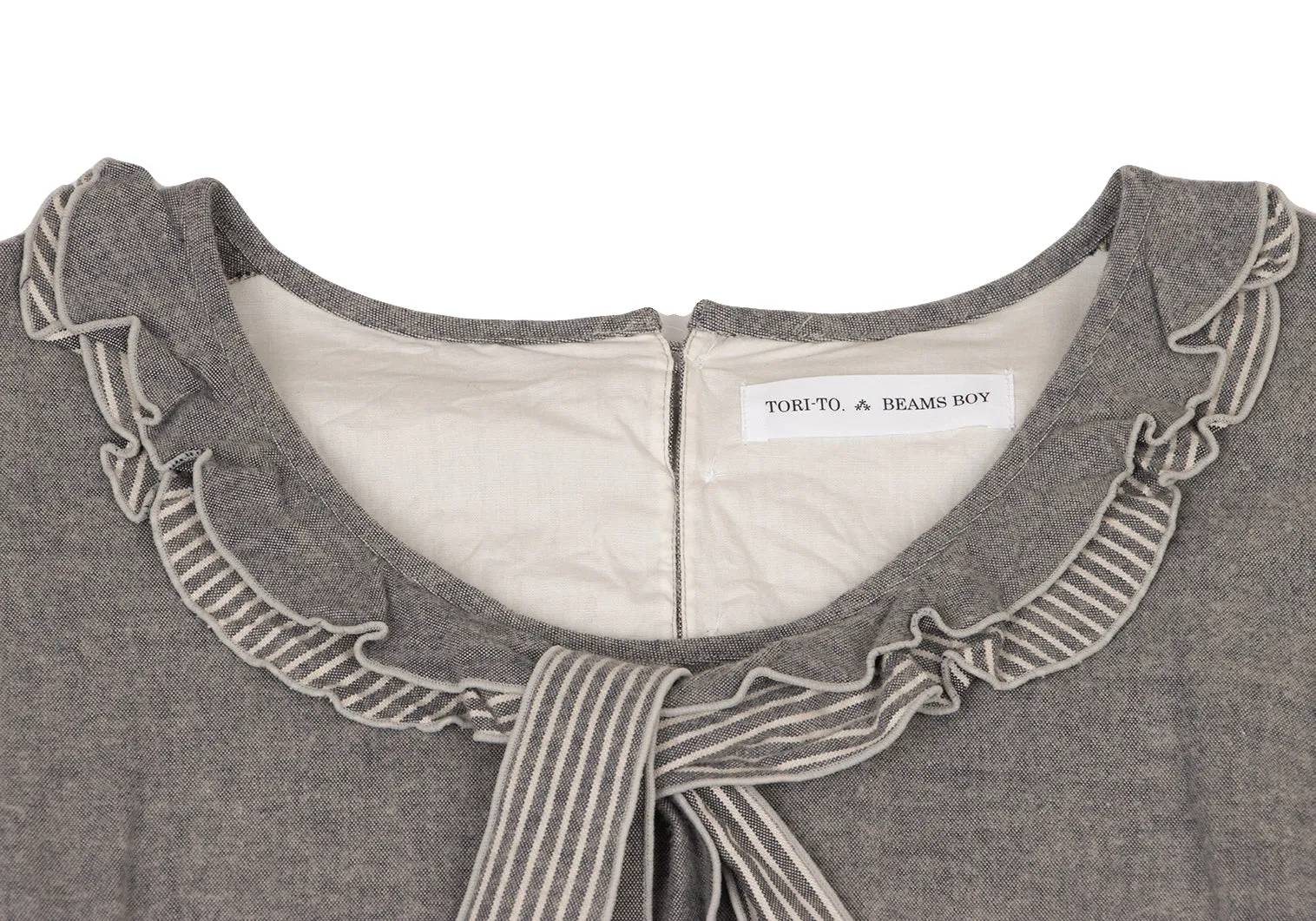 BEAMS BOY JAPAN. TORI-TO. NEU MIT ETIKETT. Graues Blumenbesticktes Kleid mit Rüschenkragen