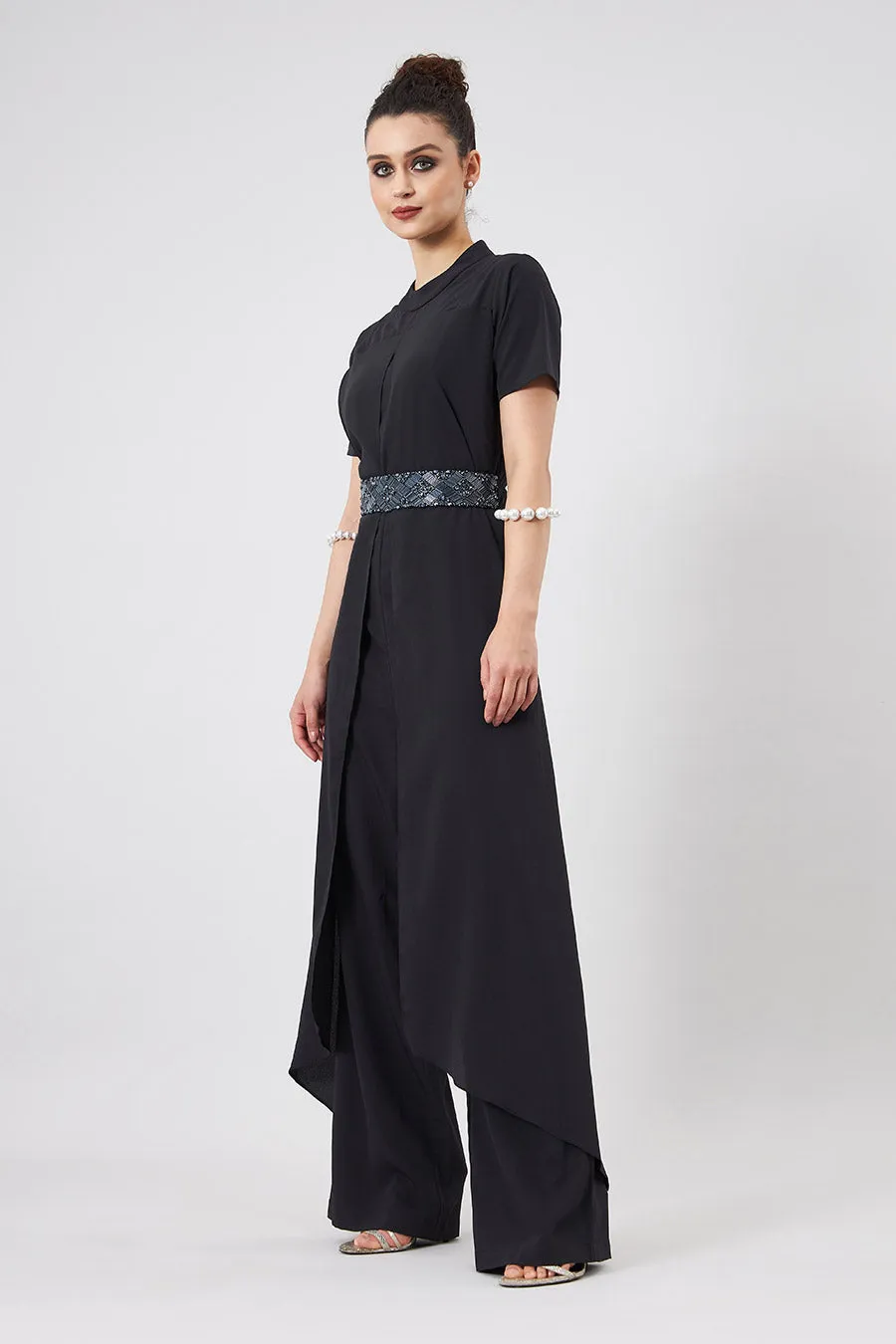 Schwarzer mehrschichtiger Jumpsuit mit verziertem Gürtel