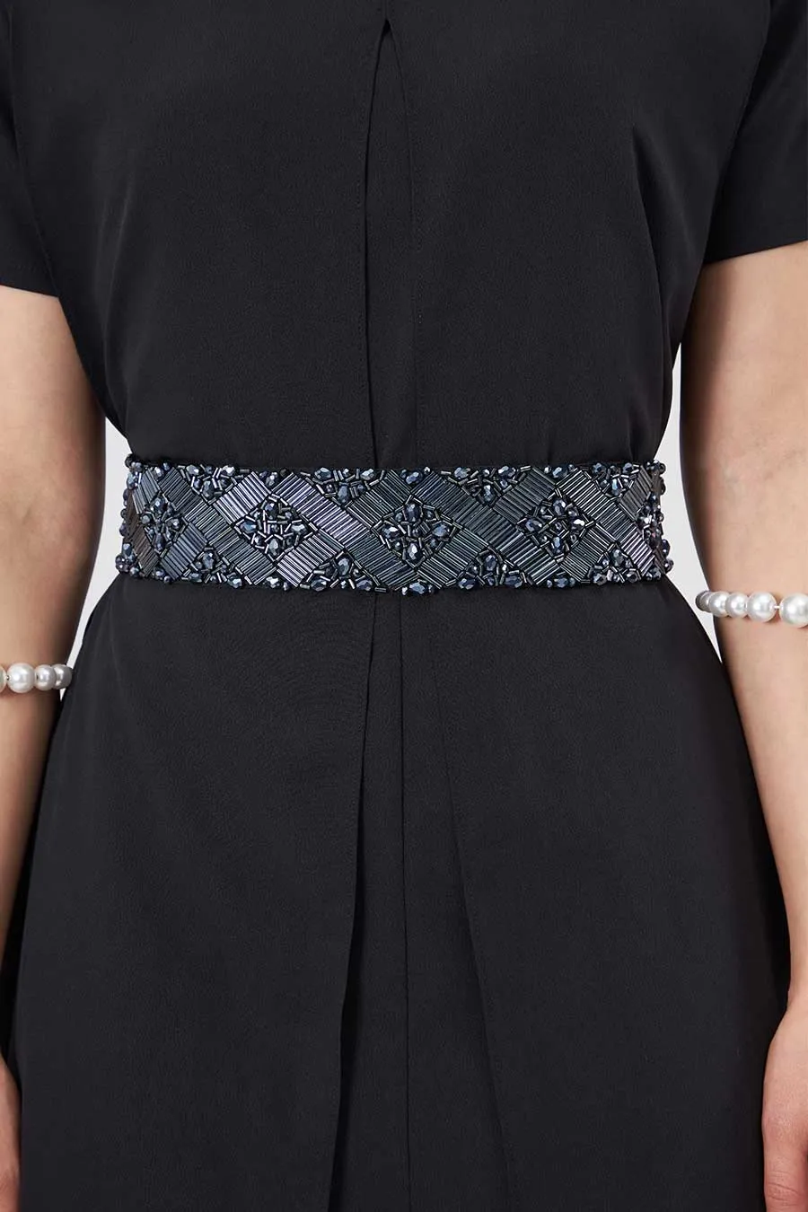 Schwarzer mehrschichtiger Jumpsuit mit verziertem Gürtel