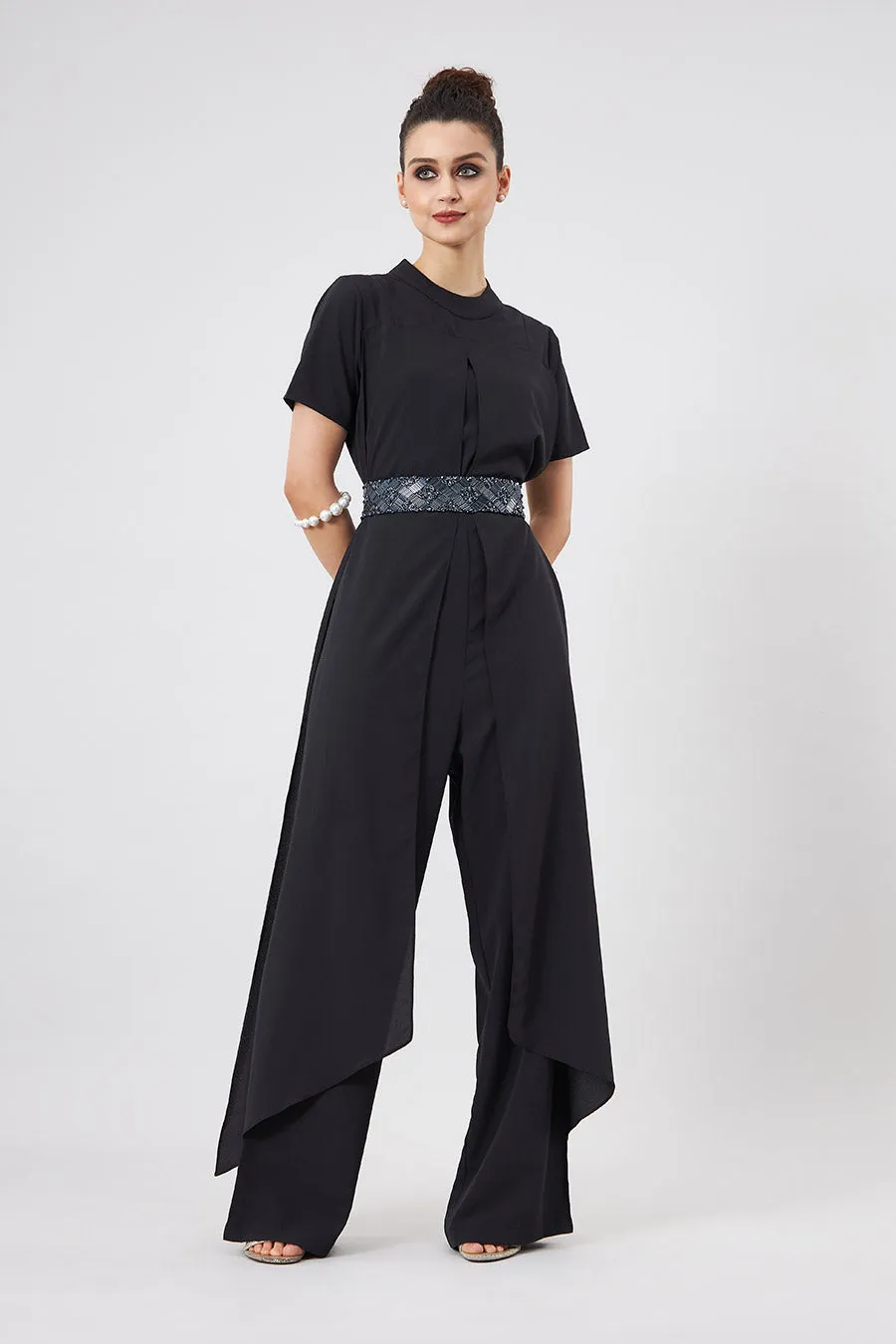 Schwarzer mehrschichtiger Jumpsuit mit verziertem Gürtel