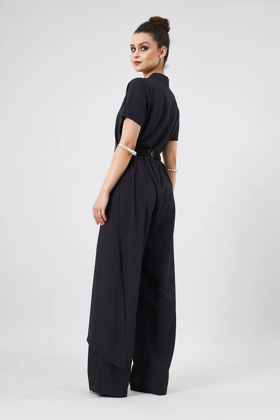 Schwarzer mehrschichtiger Jumpsuit mit verziertem Gürtel