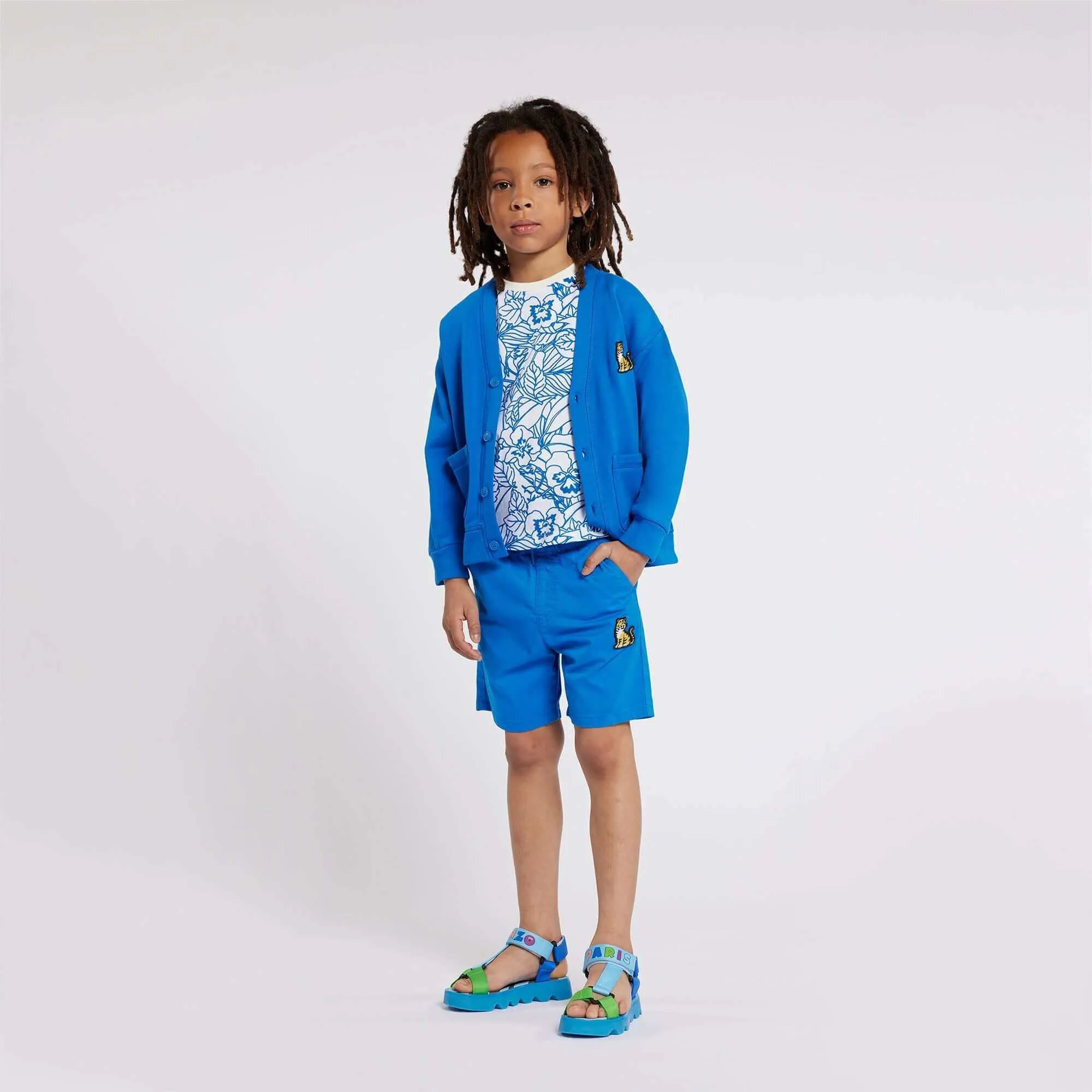 Jungen T-Shirt mit Elfenbein & blauem Blumenmuster