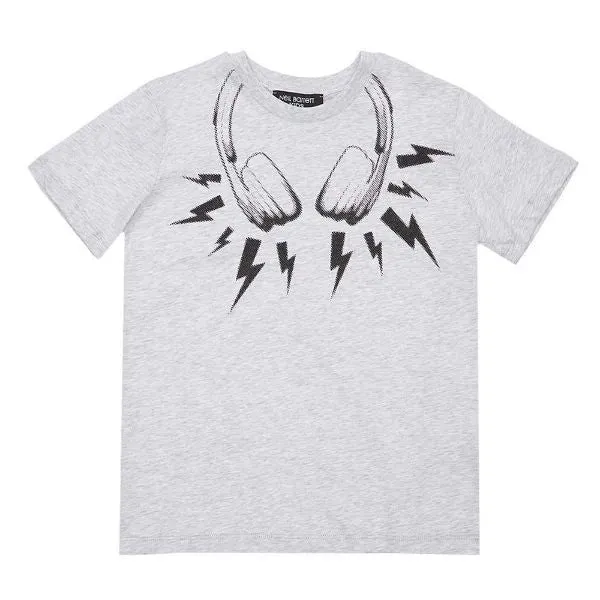 Jungen T-Shirt mit hellgrauen Kopfhörern