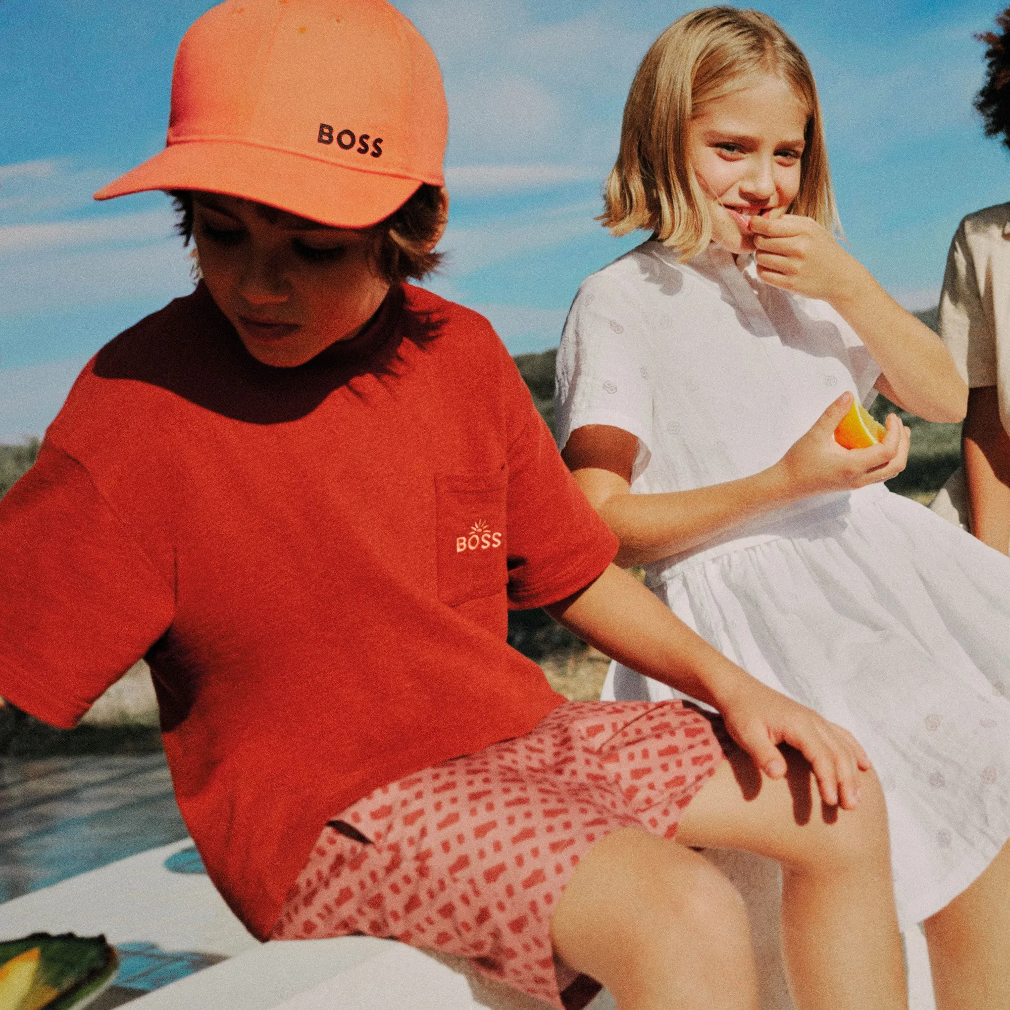Jungen Badehorts in Orange