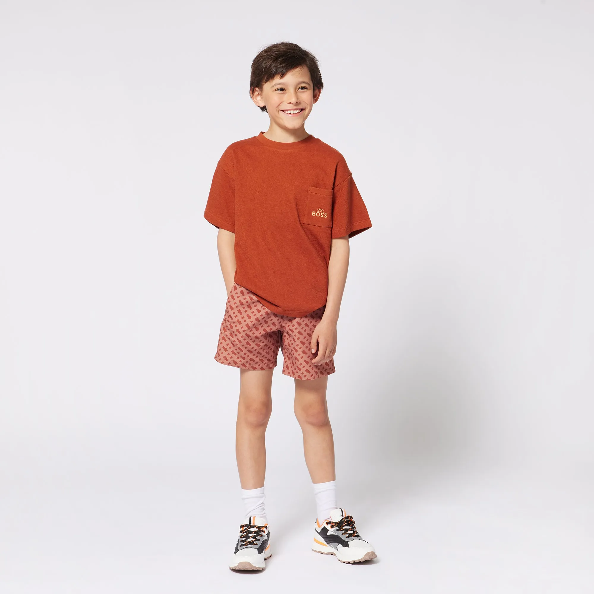Jungen Badehorts in Orange