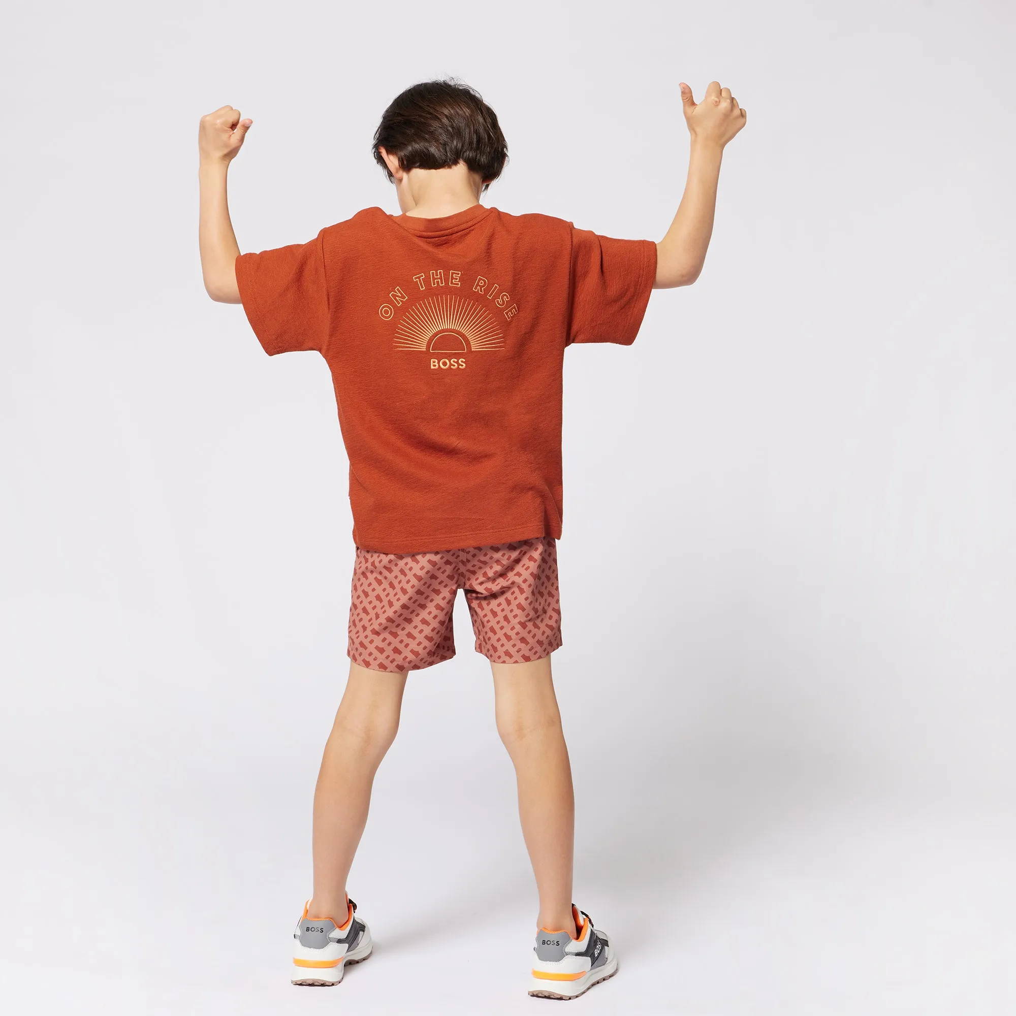 Jungen Badehorts in Orange