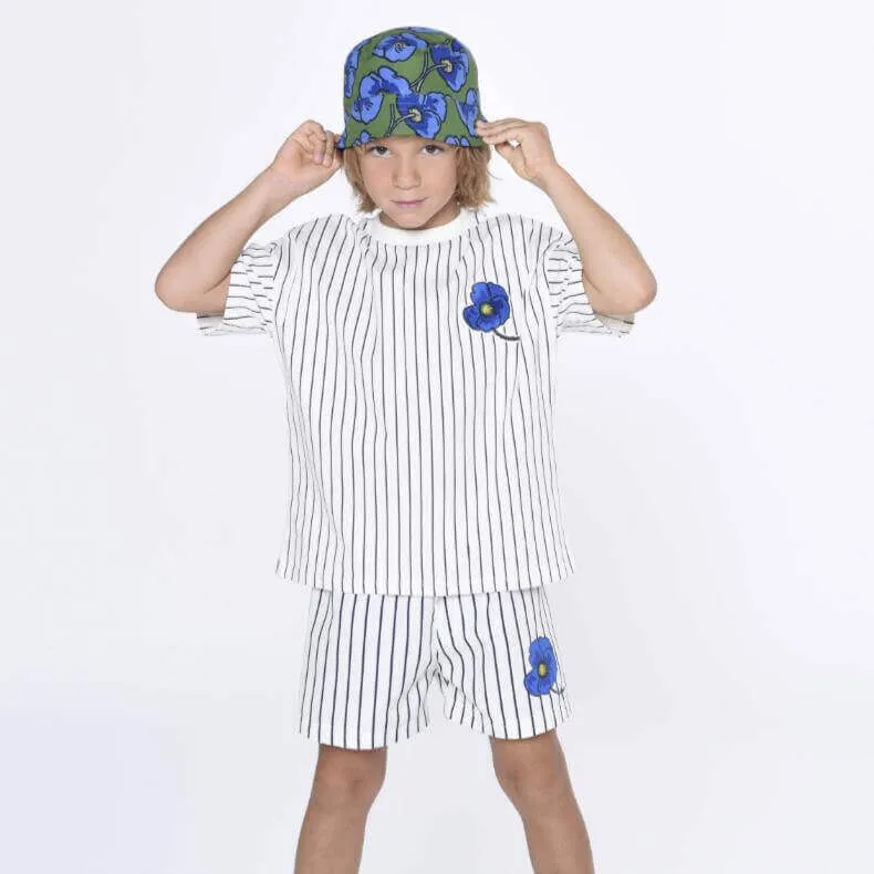 Jungen Badehorts mit Streifen