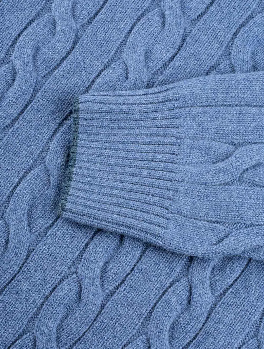 Blauer Strickpullover mit Kabelmuster