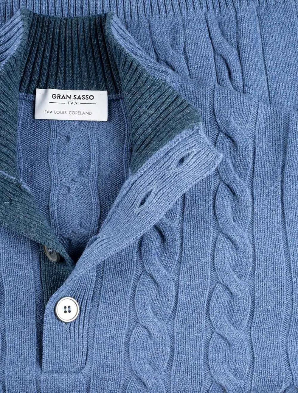 Blauer Strickpullover mit Kabelmuster