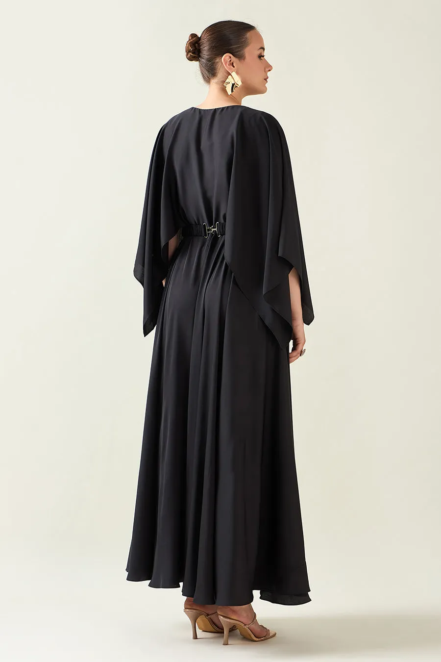 Korallenschwarzes Kleid mit Gürtel in Metallic-Optik