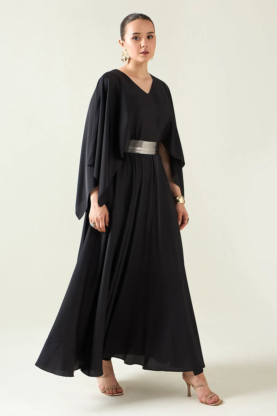 Korallenschwarzes Kleid mit Gürtel in Metallic-Optik