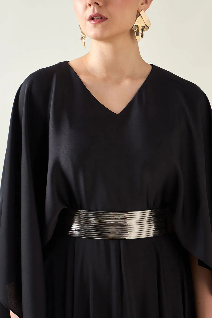 Korallenschwarzes Kleid mit Gürtel in Metallic-Optik