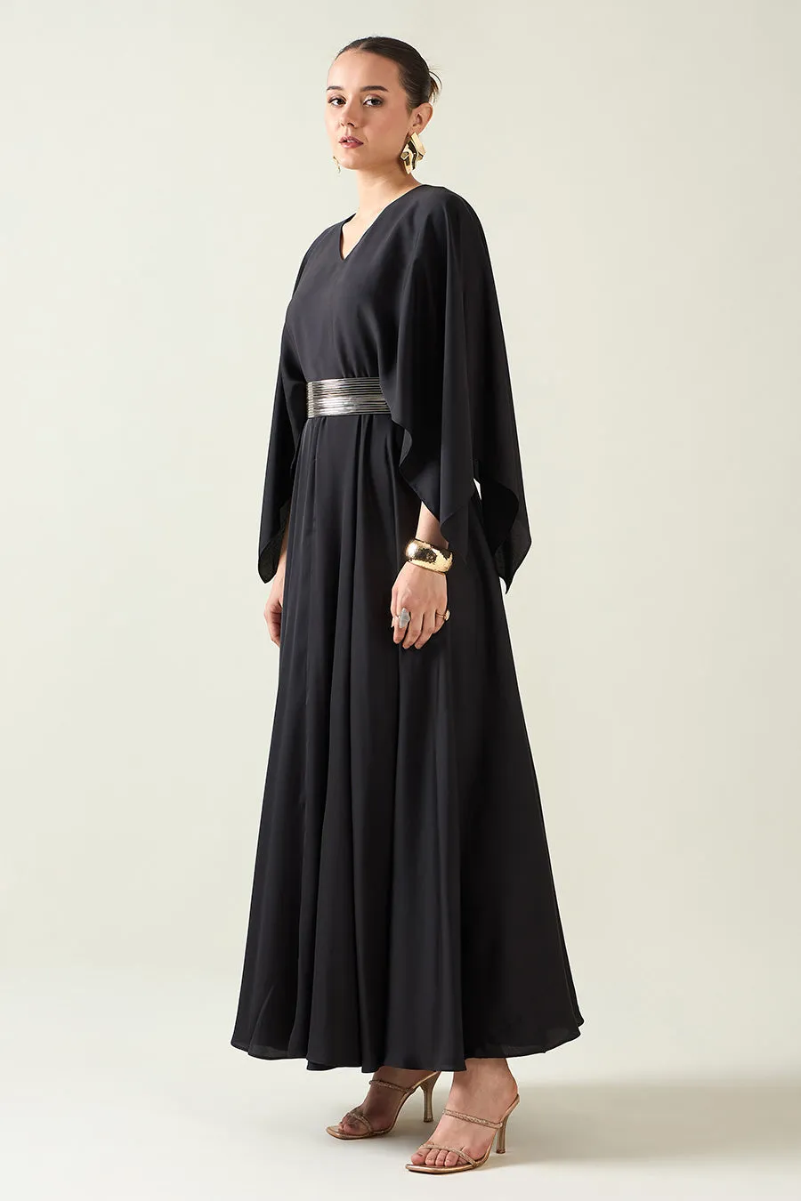 Korallenschwarzes Kleid mit Gürtel in Metallic-Optik