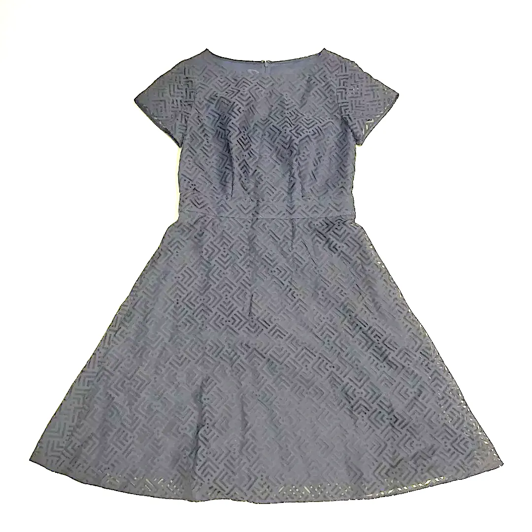Courreges Paris. Vintage-Schwarzes Kleid mit geometrischem Design und Schlag, unter dem durchsichtigen geometrischen Muster gefüttert