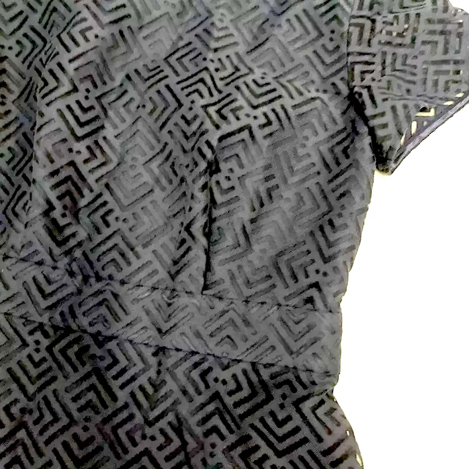 Courreges Paris. Vintage-Schwarzes Kleid mit geometrischem Design und Schlag, unter dem durchsichtigen geometrischen Muster gefüttert