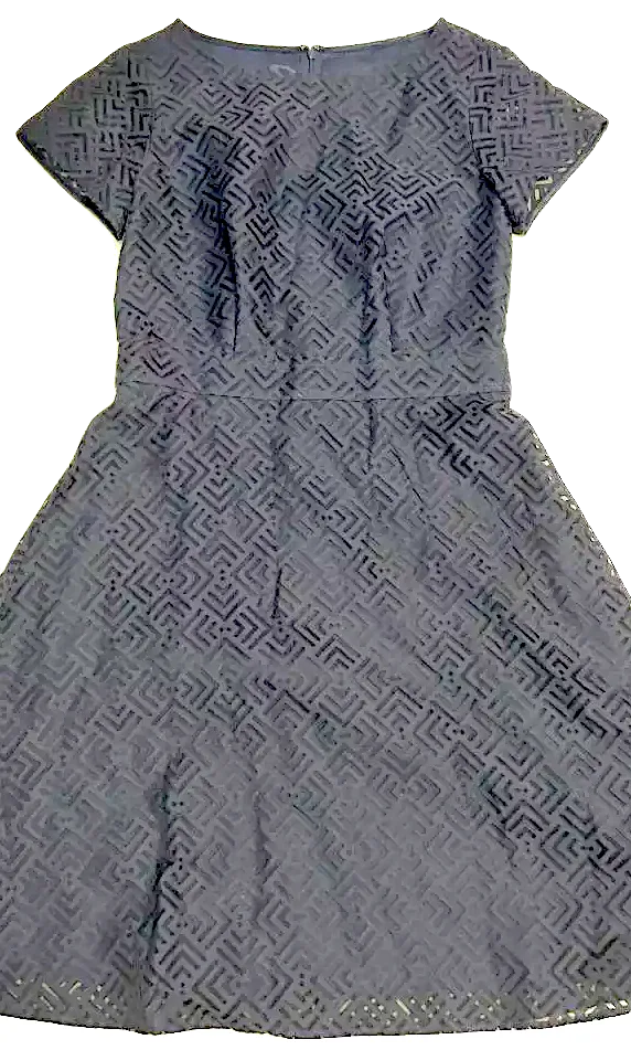 Courreges Paris. Vintage-Schwarzes Kleid mit geometrischem Design und Schlag, unter dem durchsichtigen geometrischen Muster gefüttert