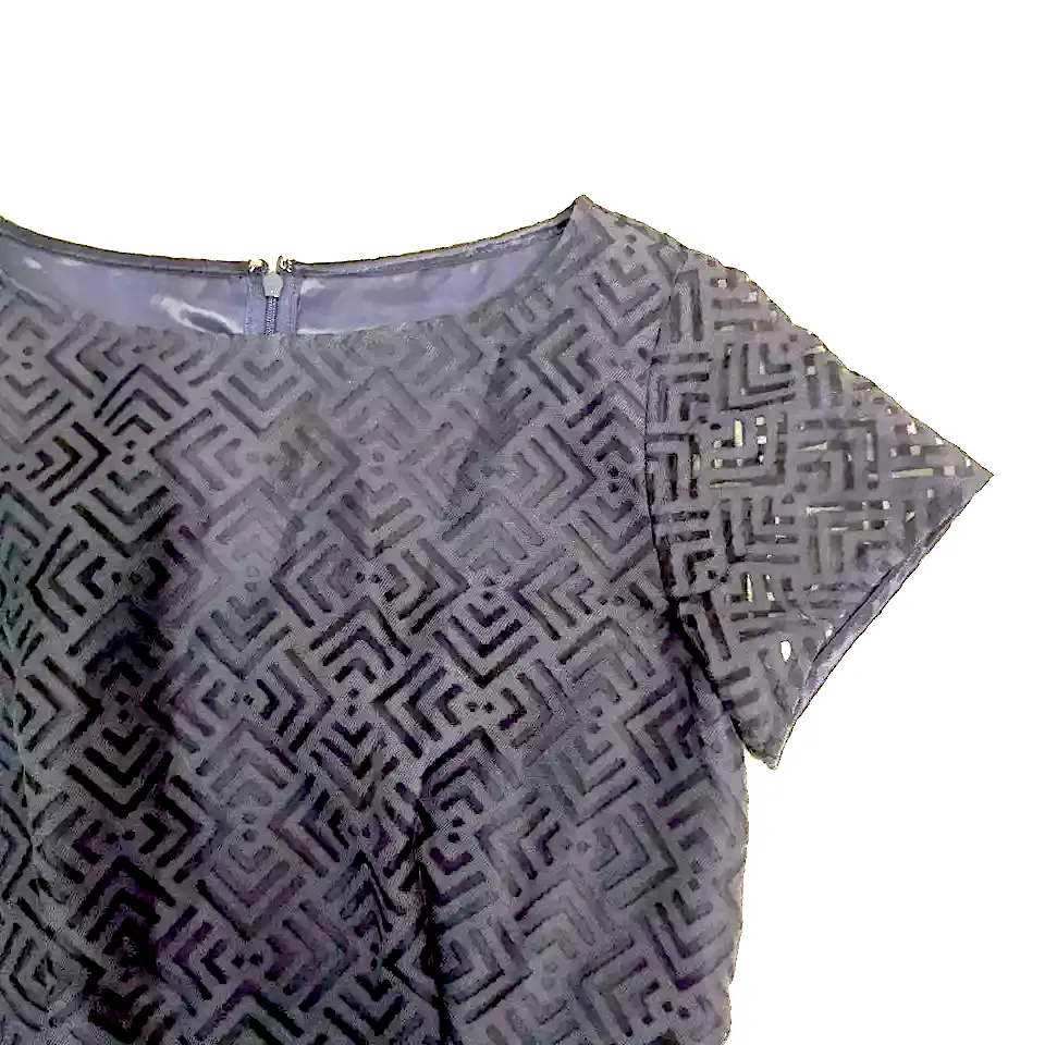 Courreges Paris. Vintage-Schwarzes Kleid mit geometrischem Design und Schlag, unter dem durchsichtigen geometrischen Muster gefüttert