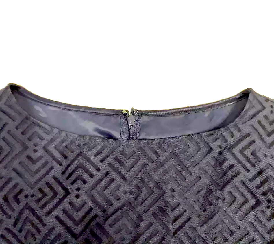 Courreges Paris. Vintage-Schwarzes Kleid mit geometrischem Design und Schlag, unter dem durchsichtigen geometrischen Muster gefüttert