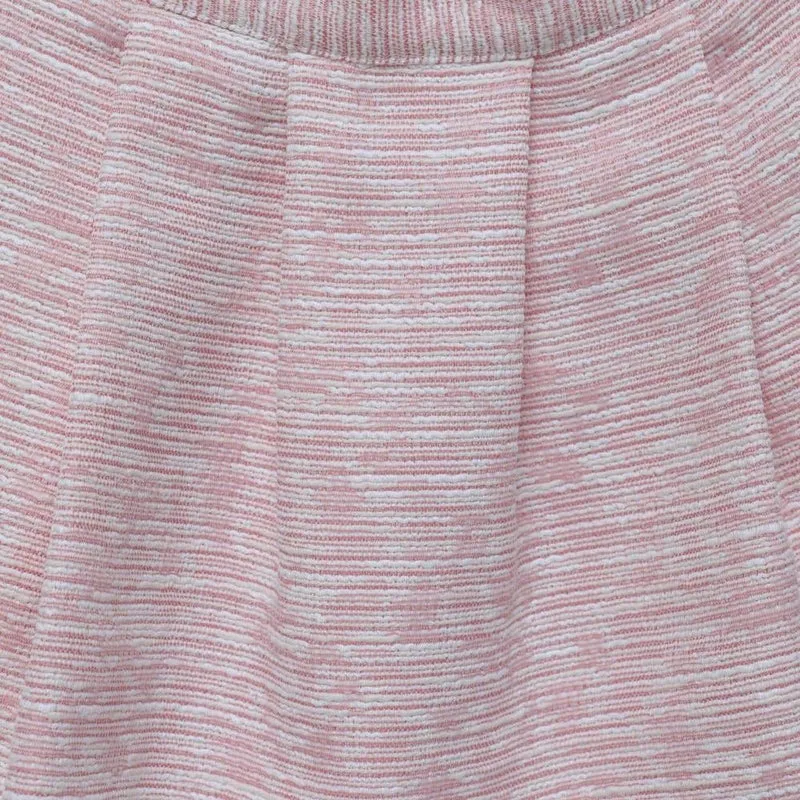 Cremefarbene Rüschenbluse mit rosafarbenem Texturrock